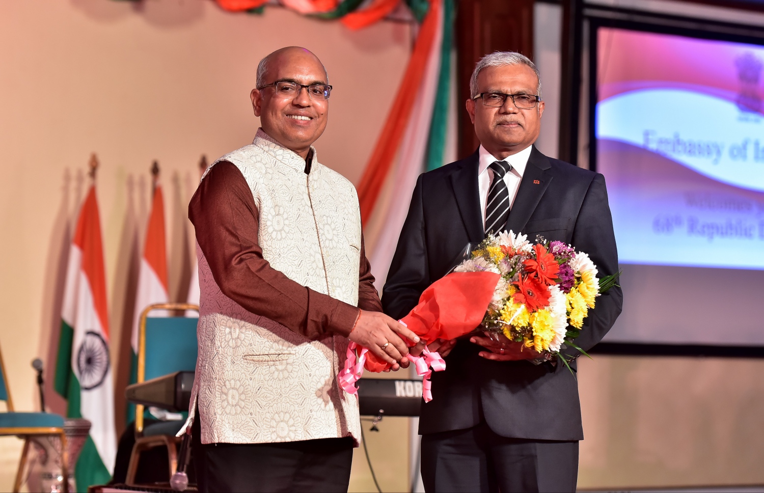 މާލެ: ޖެނުއަރީ 27، 2017: އިންޑިއާގެ ޖުމްހޫރީ ދުވަސް ފާހަގަކުރަން ބޭއްވި ހަފްލާގައި އިންޑިއާގެ ސަފީރު އަކީލޭޝް މިސްރާ(ވ)، ފޮރިން މިނިސްޓަރު މުހައްމަދު އާސިމް(ކ) އަށް މާބޮނޑިއެއް ދެއްވަނީ.-- ފޮޓޯ: ނިޝާން އަލީ/ މިހާރު