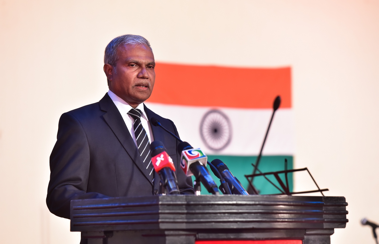 މާލެ: ޖެނުއަރީ 27، 2017: އިންޑިއާގެ ޖުމްހޫރީ ދުވަސް ފާހަގަކުރަން ބޭއްވި ހަފްލާގައި ފޮރިން މިނިސްޓަރު މުހައްމަދު އާސިމް ވާހަކަ ދައްކަވަނީ.-- ފޮޓޯ: ނިޝާން އަލީ/ މިހާރު