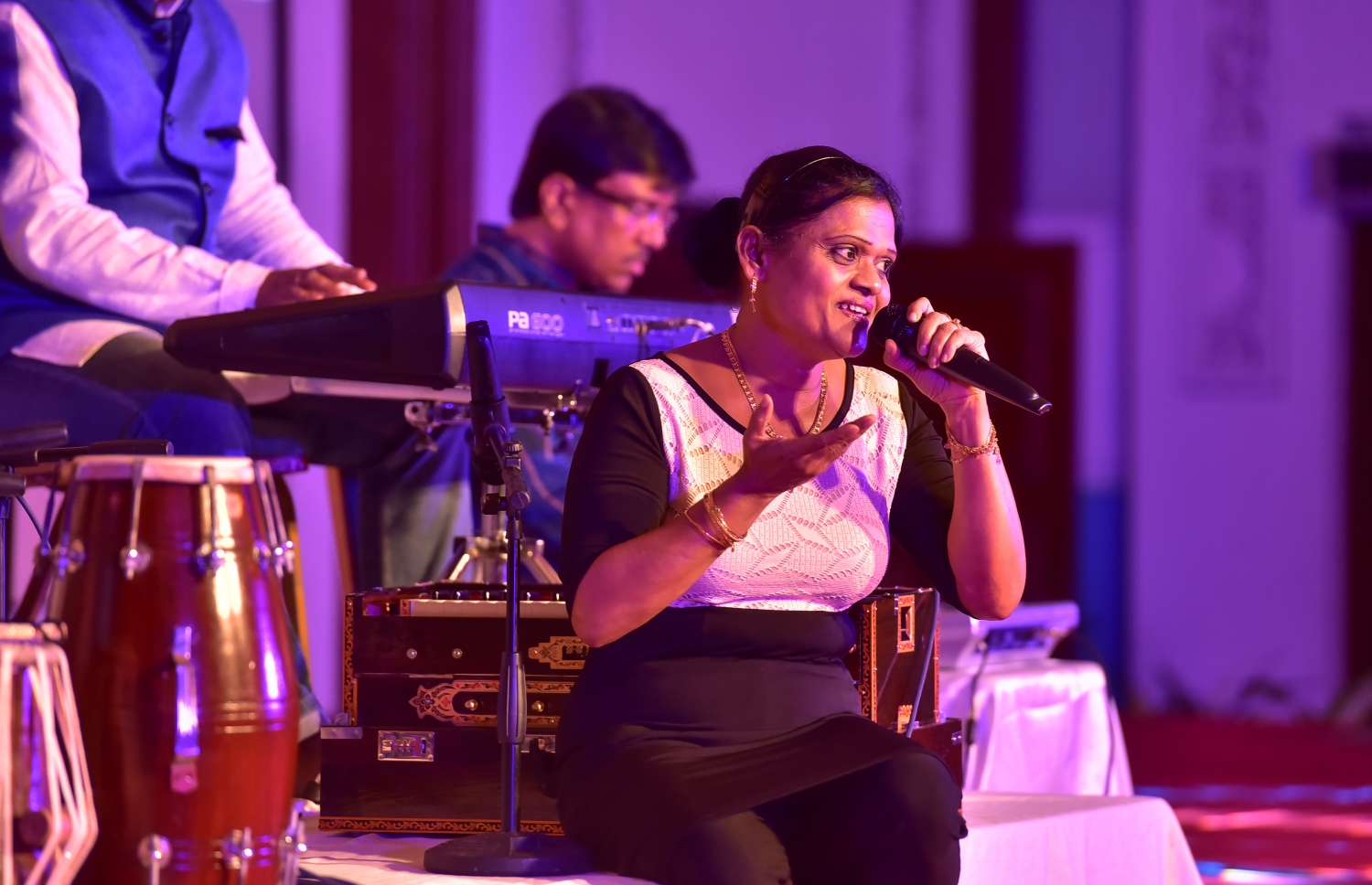 މާލެ: ޖެނުއަރީ 27، 2017: އިންޑިއާގެ ޖުމްހޫރީ ދުވަސް ފާހަގަކުރަން ބޭއްވި ހަފްލާގައި ޒޫނާ ލަވައެއް ހުށަހަޅާދެނީ.-- ފޮޓޯ: ނިޝާން އަލީ/ މިހާރު