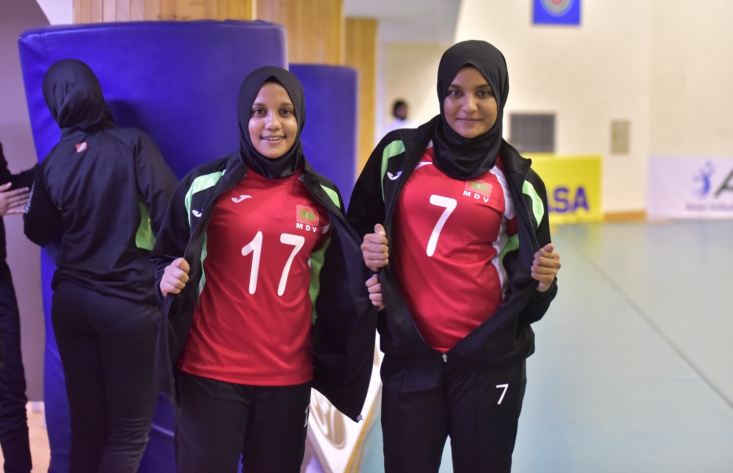 މާލެ:27 ޖެނުއަރީ 2017، ވޯލްޑް ޗެމްޕިއަންޝިޕް އަންހެން ވޮލީބޯޅަ މުބާރާތުގެ އޭވީސީ ކޮލިފައިން ބުރުގައި ރާއްޖެ އާއި ނޭޕާލް ބައްދަލު ކުރި މެޗުގެ ތެރެއިން، ރާއްޖެ ޓީ--.ފޮޓޯ:ނިޝާން އަލީ/މިހާރު