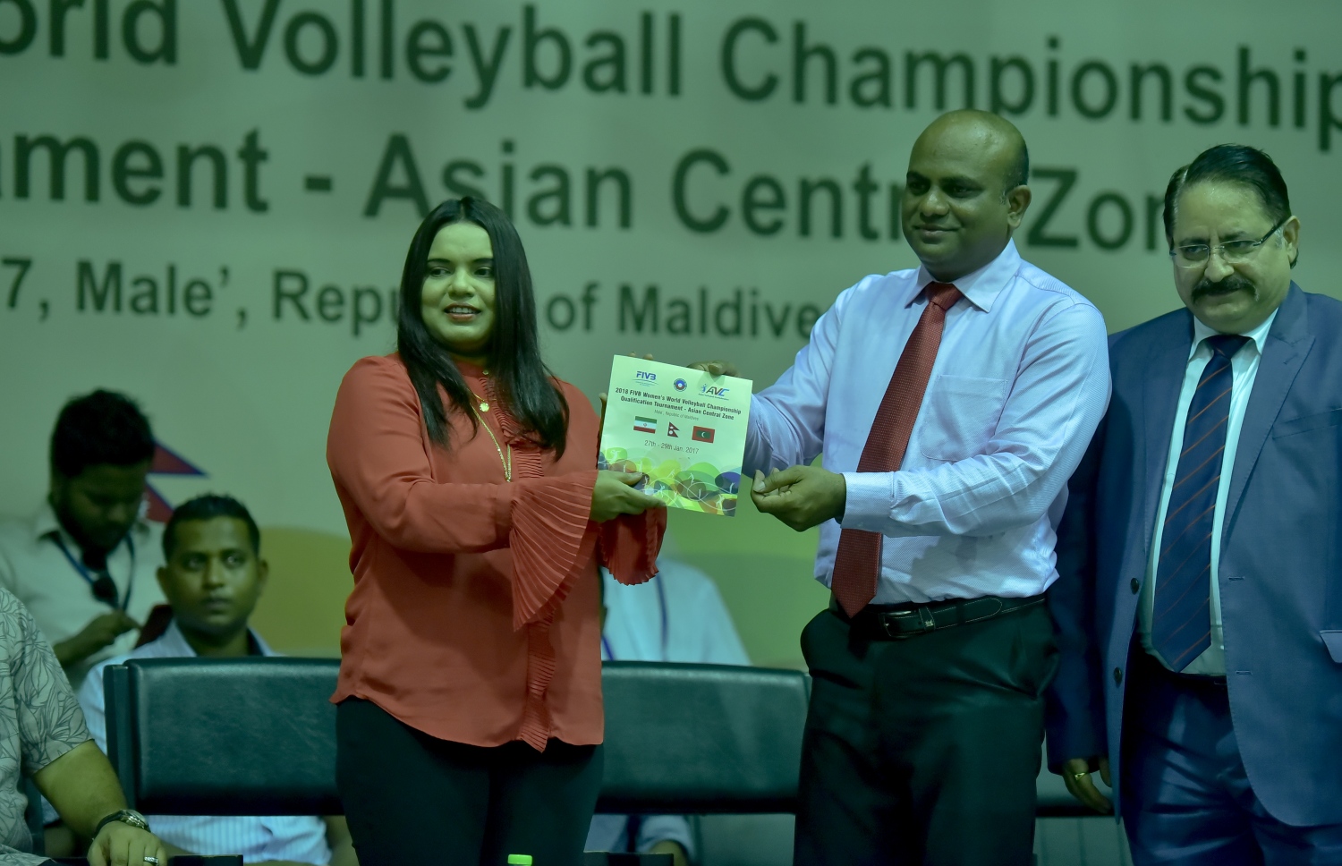 މުބާރާތަށް ތައްޔާރުކުރި ބުކްލެޓް ކުޅިވަރާ ބެހޭ ވަޒީރު އިރުތިޝާމް (ވ) އިފްތިތާހު ކޮށްދެއްވަނީ.-- ފޮޓޯ: ނިޝާން އަލީ/ މިހާރު