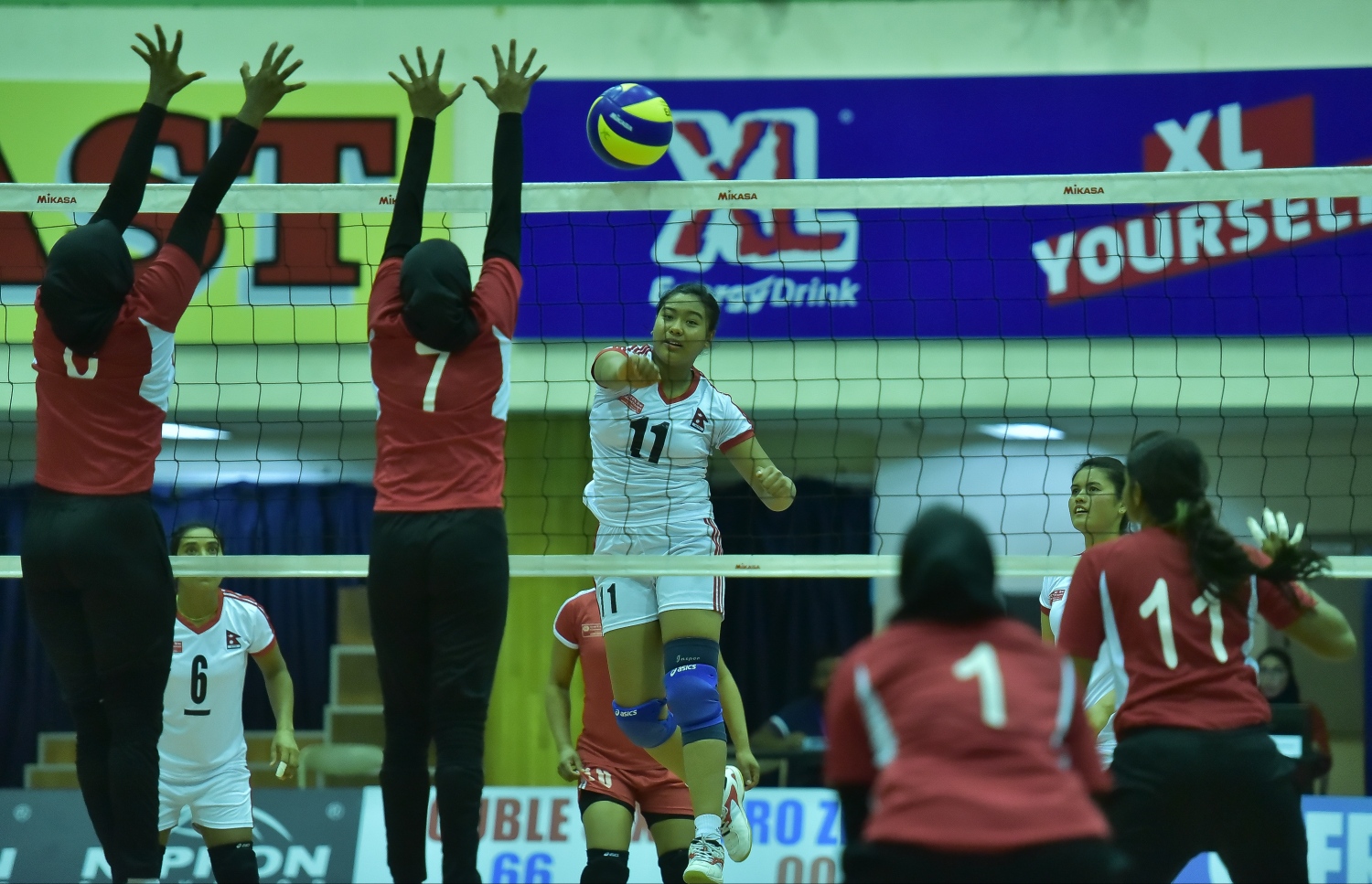 މާލެ:27 ޖެނުއަރީ 2017، ވޯލްޑް ޗެމްޕިއަންޝިޕް އަންހެން ވޮލީބޯޅަ މުބާރާތުގެ އޭވީސީ ކޮލިފައިން ބުރުގައި ރާއްޖެ އާއި ނޭޕާލް ބައްދަލު ކުރި މެޗުގެ ތެރެއިން، ނޭޕާލްގެ ޕްރަތީބާ ފޮނުވާލާ ޝޮޓެއް ބްލޮކް ކުރަން ރާއްޖޭގެ ދެ ކުޅުންތެރިން މަސައްކަތް ކުރަނީ--.ފޮޓޯ:ނިޝާން އަލީ/މިހާރު