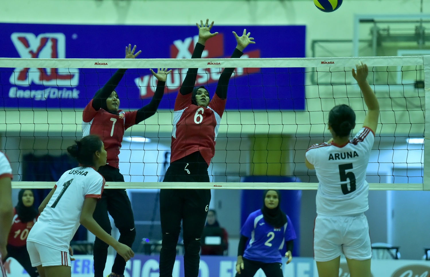 މާލެ:27 ޖެނުއަރީ 2017، ވޯލްޑް ޗެމްޕިއަންޝިޕް އަންހެން ވޮލީބޯޅަ މުބާރާތުގެ އޭވީސީ ކޮލިފައިން ބުރުގައި ރާއްޖެ އާއި ނޭޕާލް ބައްދަލު ކުރި މެޗުގެ ތެރެއިން--.ފޮޓޯ:ނިޝާން އަލީ/މިހާރު