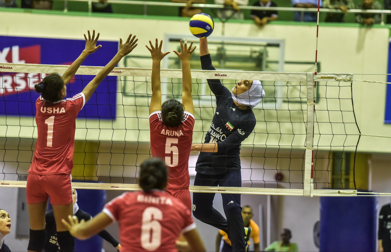 މާލެ:28 ޖެނުއަރީ 2017، ވޯލްޑް ޗެމްޕިއަންޝިޕް އަންހެން ވޮލީބޯޅަ މުބާރާތުގެ އޭވީސީ ކޮލިފައިން ބުރުގައި ނޭޕާލާއި އީރާން ބައްދަލު ކުރި މެޗުގެ ތެރެއިން--.ފޮޓޯ:ނިޝާން އަލީ/މިހާރު