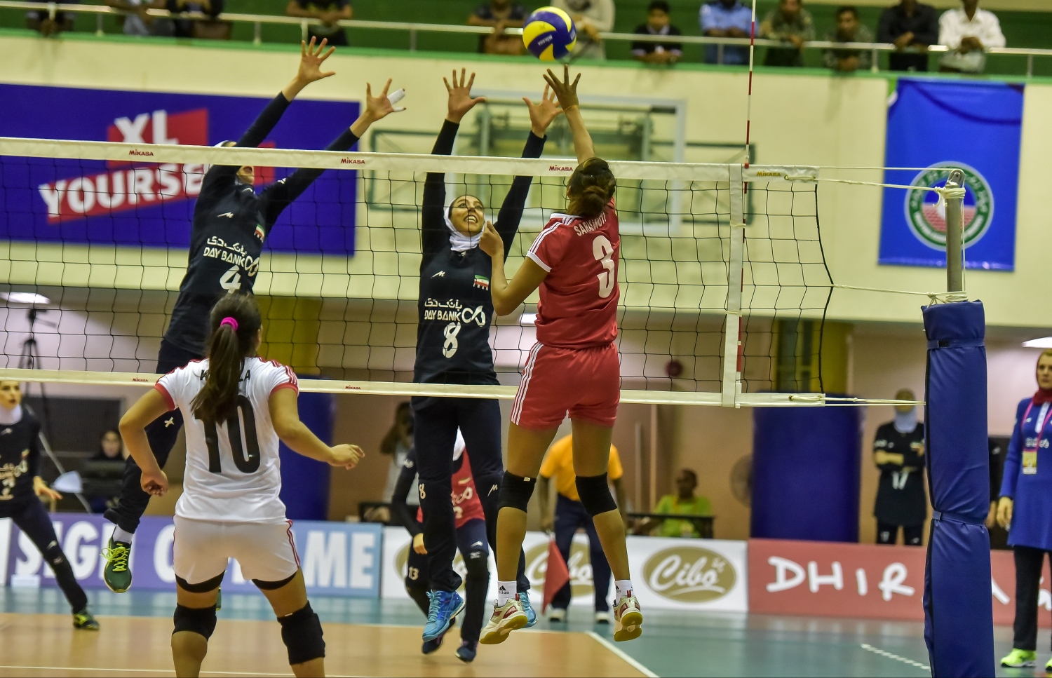 މާލެ:28 ޖެނުއަރީ 2017، ވޯލްޑް ޗެމްޕިއަންޝިޕް އަންހެން ވޮލީބޯޅަ މުބާރާތުގެ އޭވީސީ ކޮލިފައިން ބުރުގައި ނޭޕާލާއި އީރާން ބައްދަލު ކުރި މެޗުގެ ތެރެއިން، ނޭޕާލްގެ ސަރަސްވަތީ ބޯޅަ ކުރިޔަށް ފޮނުވާލަނީ --.ފޮޓޯ:ނިޝާން އަލީ/މިހާރު