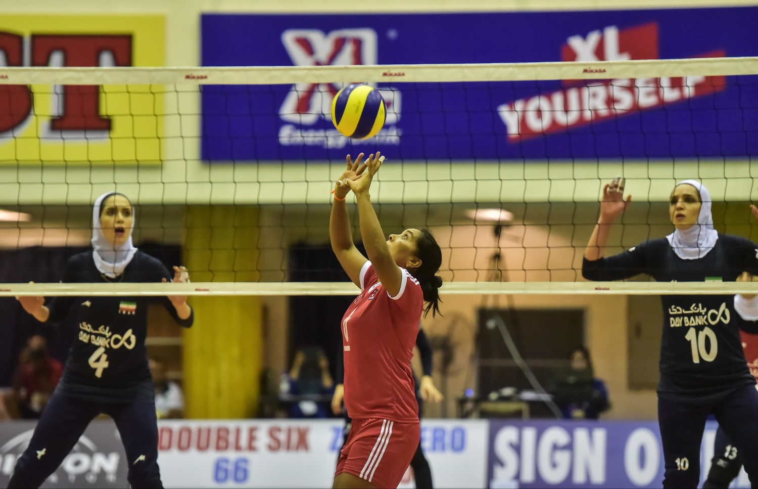 މާލެ:28 ޖެނުއަރީ 2017، ވޯލްޑް ޗެމްޕިއަންޝިޕް އަންހެން ވޮލީބޯޅަ މުބާރާތުގެ އޭވީސީ ކޮލިފައިން ބުރުގައި ނޭޕާލާއި އީރާން ބައްދަލު ކުރި މެޗުގެ ތެރެއިން، ނޭޕާލް ޓީމްގެ ކުޅުންތެރިޔަކު ބޯޅަ ސެޓް ކުރަނީ--.ފޮޓޯ:ނިޝާން އަލީ/މިހާރު