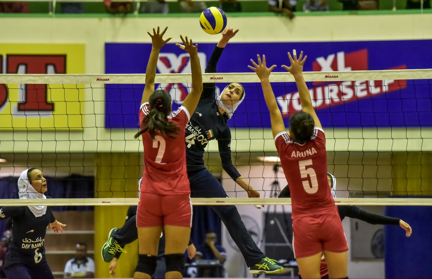 މާލެ:28 ޖެނުއަރީ 2017، ވޯލްޑް ޗެމްޕިއަންޝިޕް އަންހެން ވޮލީބޯޅަ މުބާރާތުގެ އޭވީސީ ކޮލިފައިން ބުރުގައި ނޭޕާލާއި އީރާން ބައްދަލު ކުރި މެޗުގެ ތެރެއިން، އިރާން ކުޅުންތެރިޔަކު ފޮނުވާލާ ޝޮޓެއް ބްލޮކް ކުރަން ނޭޕާލް ދެ ކުޅުންތެރިއަކު މަސައްކަތް ކުރަނީ--.ފޮޓޯ:ނިޝާން އަލީ/މިހާރު