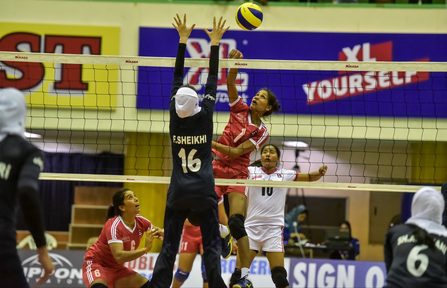 މާލެ:27 ޖެނުއަރީ 2017، ވޯލްޑް ޗެމްޕިއަންޝިޕް އަންހެން ވޮލީބޯޅަ މުބާރާތުގެ އޭވީސީ ކޮލިފައިން ބުރުގައި ނޭޕާލާއި އީރާން ބައްދަލު ކުރި މެޗުގެ ތެރެއިން، ނޭޕާލްގެ އުޝާ ފޮނުވާލާ ޝޮޓް އިރާންގެ ޝެއިޙީ ބްލޮކް ކުރަން މަސައްކަތް ކުރަނީ--. ފޮޓޯ:ނިޝާން އަލީ/މިހާރު