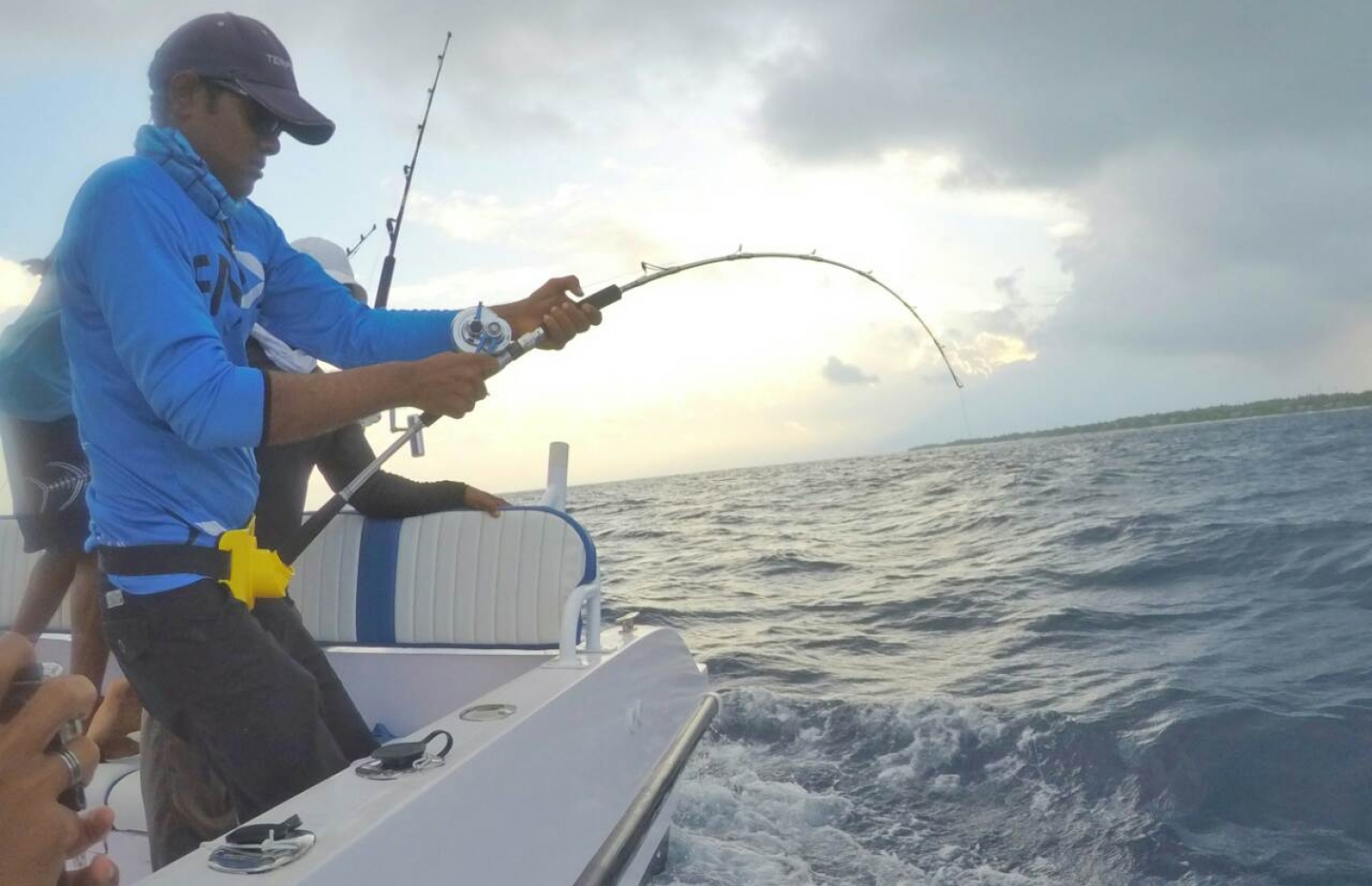 ބަރުދަނުގައި 100 ކިލޯ ހުރި ވޮށި މަސް ބޭނުމަށް އާނިފް މަސައްކަތް ކުރަނީ. - ފޮޓޯ: އައްޑޫ ސްޕޯޓްސް ފިޝިން