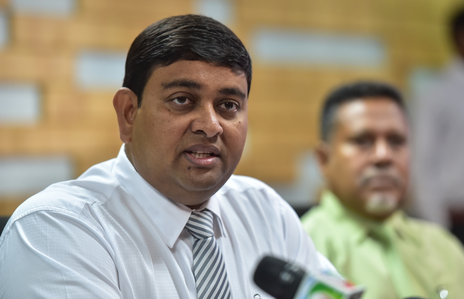 ނޫސްވެރިންގެ ބައްދަލުވުމެއްގައި ޝައިނީ ވާހަކަ ދައްކަވަނީ. - ފޮޓޯ: މިހާރު