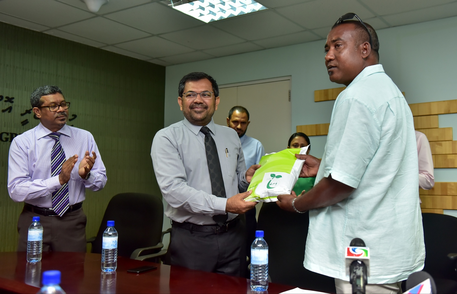 "އިނބަ" ބްރޭންޑުގެ ގަސްކާނާ އިފްތިތާހު ކުުރުމަށް މިއަދު ބޭއްވި ރަސްމިއްޔާތުގައި ޓޫރިޒަމް މިނިސްޓަރު ޒަމީރު (ވ-2) ބައިވެރިވެވަޑައިގަންނަވަނީ.-- ފޮޓޯ: ނިޝާން އަލީ/ މިހާރު