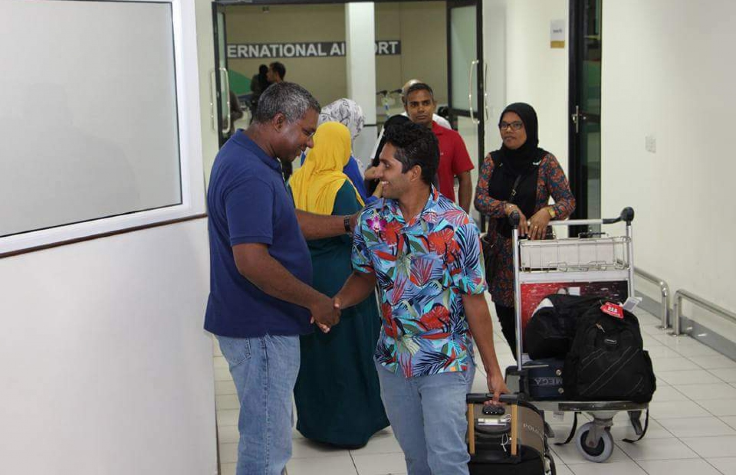 އެމްޕީއެލުން ވަޒީފާ ދިން ނުކުޅެދުންތެރިކަން ހުންނަ ބައެއް މީހުން ރޭ މާލެ އައުމުން އެ ކުންފުނީގެ ސީއީއޯ މުހައްމަދު ޖުނައިދު މަރުހަބާ ކިޔުއްވަނީ-- ފޮޓޯ/ އެމްޕީއެލް