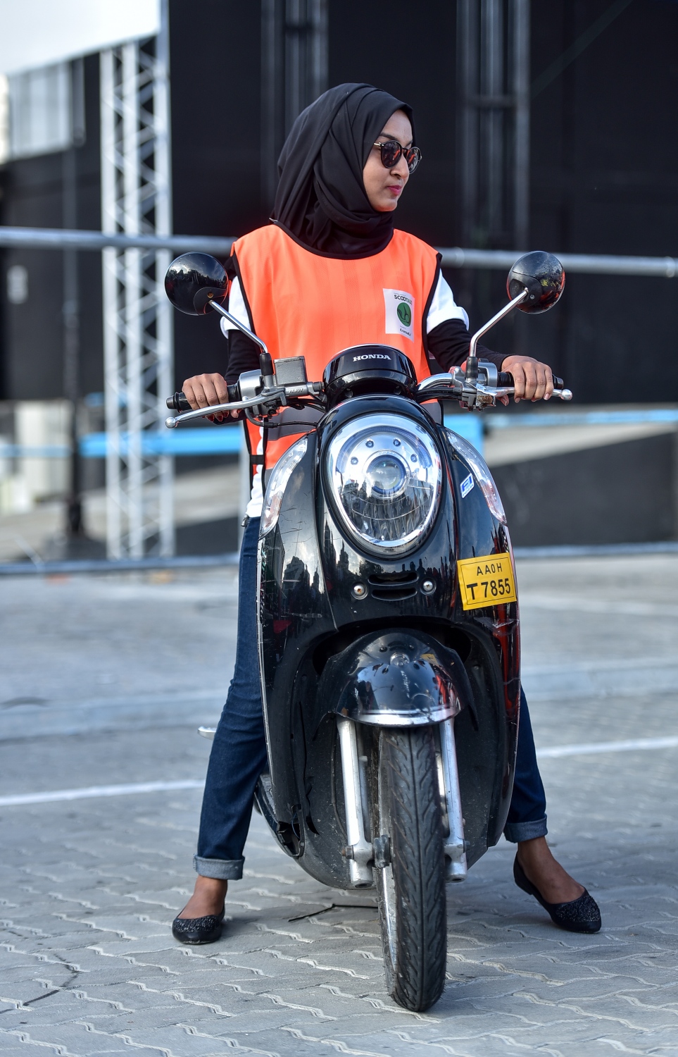 މާލެ: ޖެނުއަރީ 29، 2017: ސައިކަލު ޓެކްސީގެ ޚިދުމަތް ފެށުމުގެ ގޮތުން ބޭއްވި ރަސްމިއްޔާތުގައި އަންހެން ޑްރައިވަރަކު ސައިކަލު ދުއްވަން ތައްޔާރުވެފައި. --މިހާރު ފޮޓޯ/ނިޝާން އަލީ