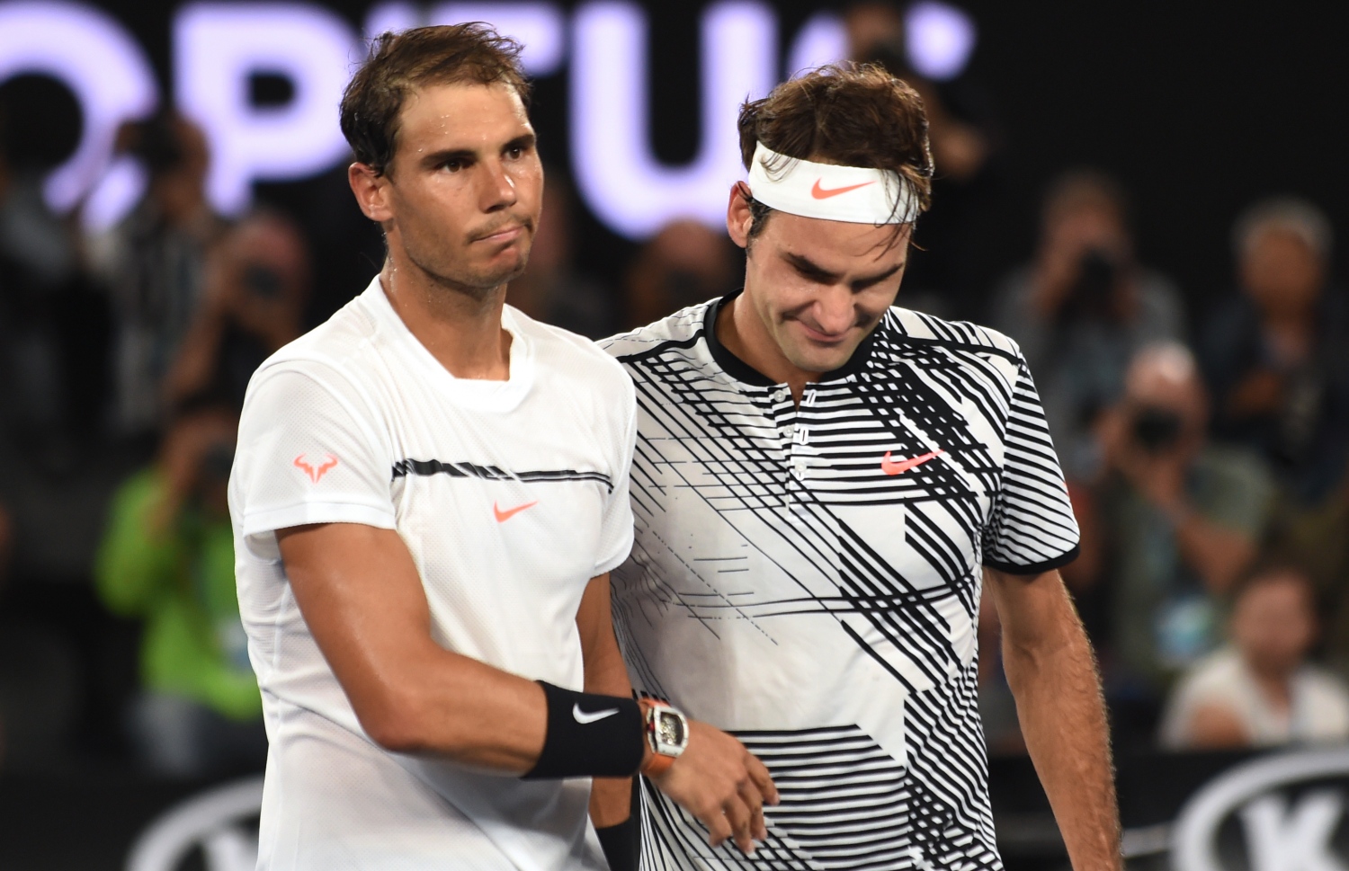 މެޗަށް ފަހު ނަޑާލް (ވ) އާއި ފެޑެރާ ސަލާމްކުރަނީ.-- ފޮޓޯ: އޭއެފްޕީ