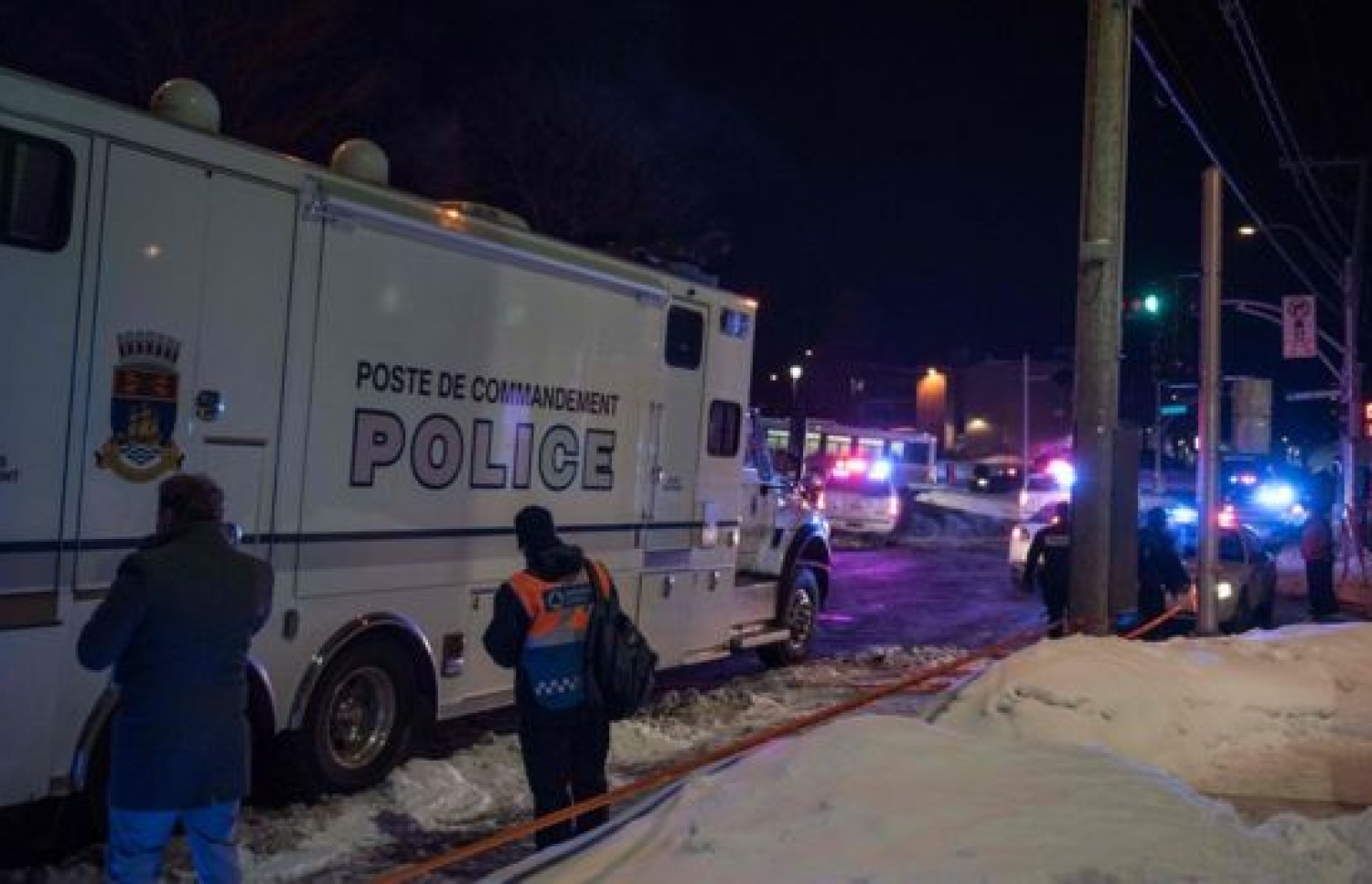 ކެނެޑާގެ ކިއުބެކް ސިޓީގެ އިސްލާމިކް ސެންޓަރަށް ދިން ހަމަލާއާ ގުޅިގެން ދެ މީހުން ވަނީ ހައްޔަރުކޮށްފައި. --ފޮޓޯ:އޭއެފްޕީ