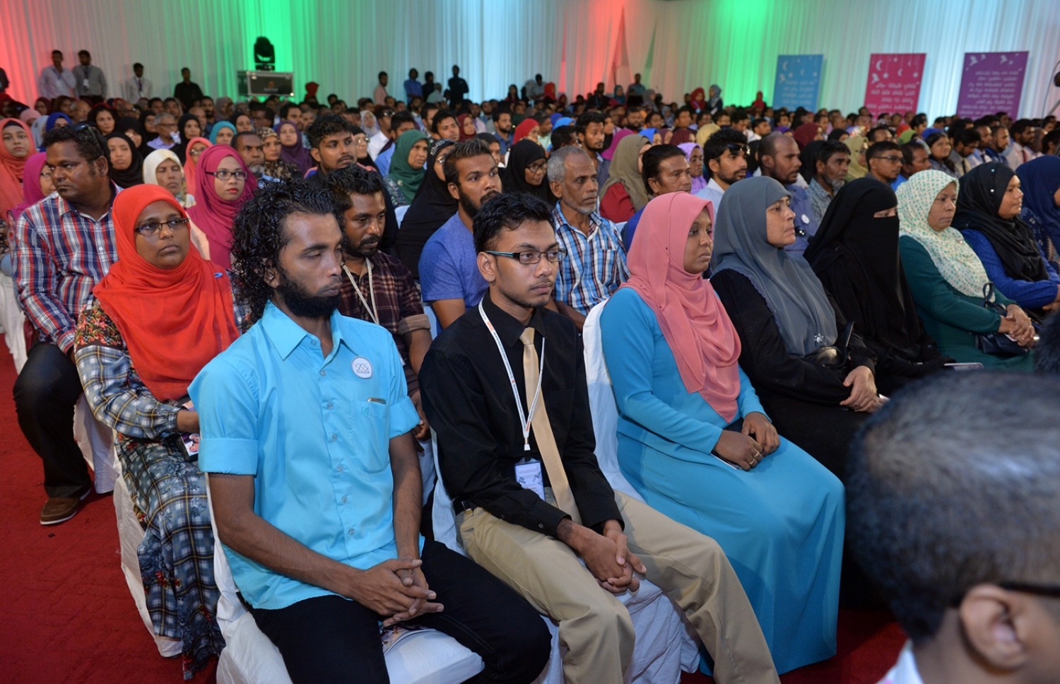 ނުކުޅެދުންތެރިކަން ހުންނަ މީހުންނަށް ވަޒީފާ ދިން ކަމުގެ ލިޔުން ހަވާލު ކުރުމަށް މިއަދު ދަރުބާރުގޭގައި ބޭއްވި ރަސްމިއްޔާތުގައި ބައެއް މީހުން ބައިވެރިވަނީ-- ފޮޓޯ/ ރައީސް އޮފީސް