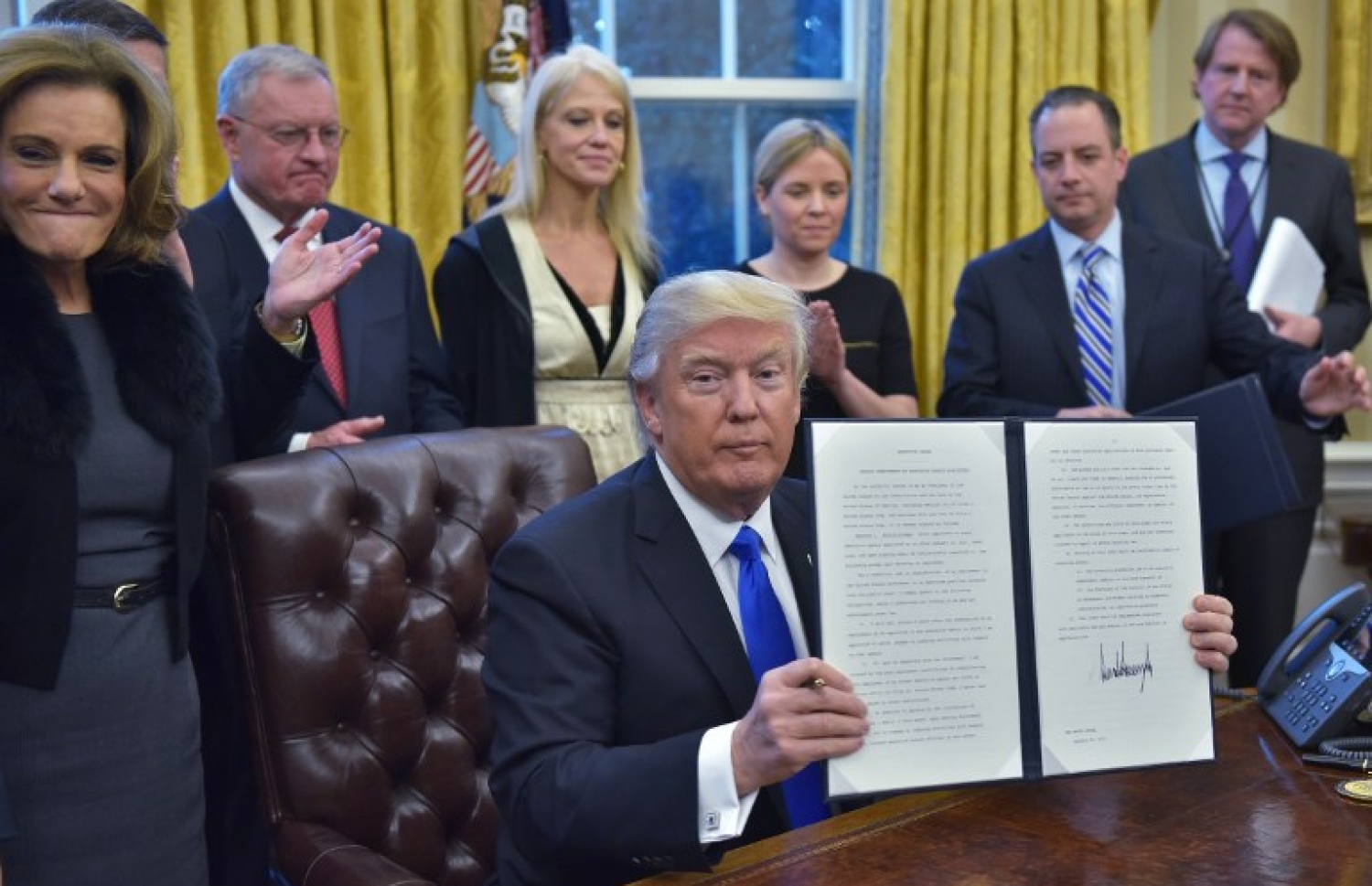 ޓްރަމްޕުގެ އިމިގްރޭޝަން ސިޔާސަތާ ބެހޭ ލިޔުމުގައި ސޮއި ކުރެއްވުމަށް ފަހު ދައްކަވާލައްވަނީ. --ފޮޓޯ:އޭއެފްޕީ