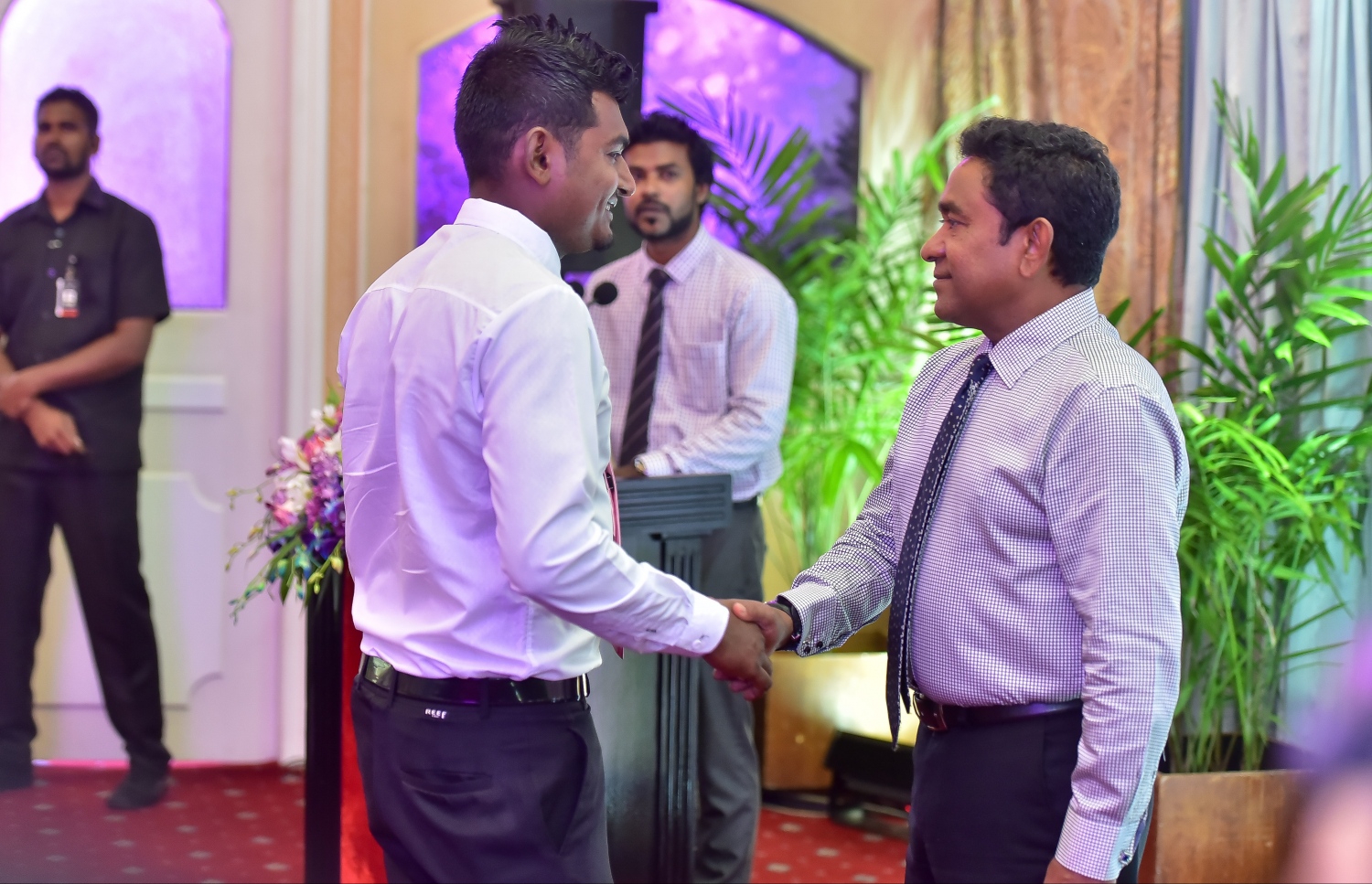 ޕީޕީއެމަށް ސޮއިކުރެއްވި ކައުންސިލަރަކާ ރައީސް ސަލާމްކުރައްވަނީ. --ފޮޓޯ: ނިޝާން އަލީ/ މިހާރު