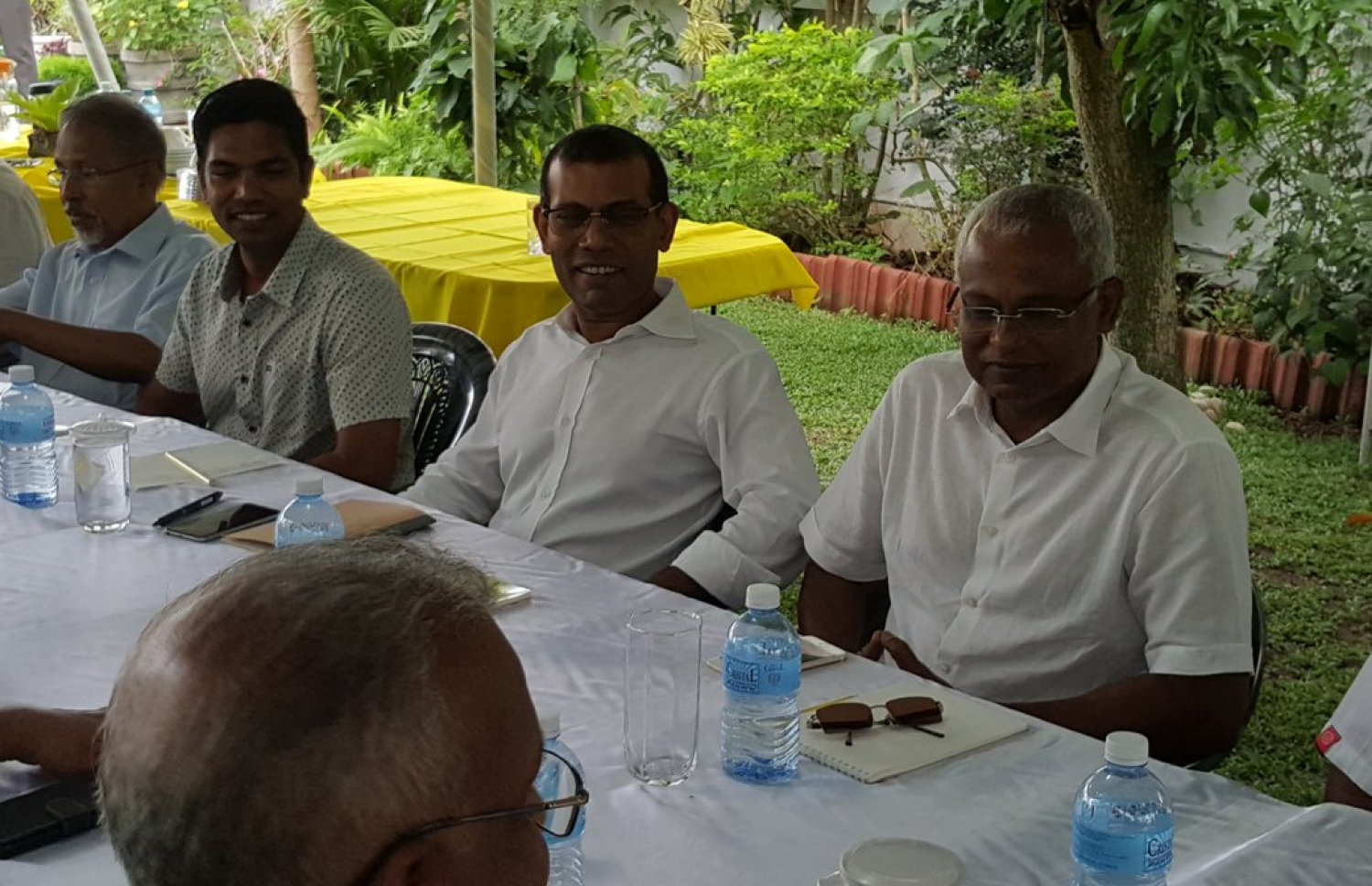 ކުރީގެ ރައީސް ނަޝީދު (ކ-2) އެމްޑީޕީގެ ލީޑަޝިޕްގެ ބޭފުޅުންނާ ލަންކާގައި ބައްދަލުކުރައްވަނީ.-- ފޮޓޯ: އެމްޑީޕީ