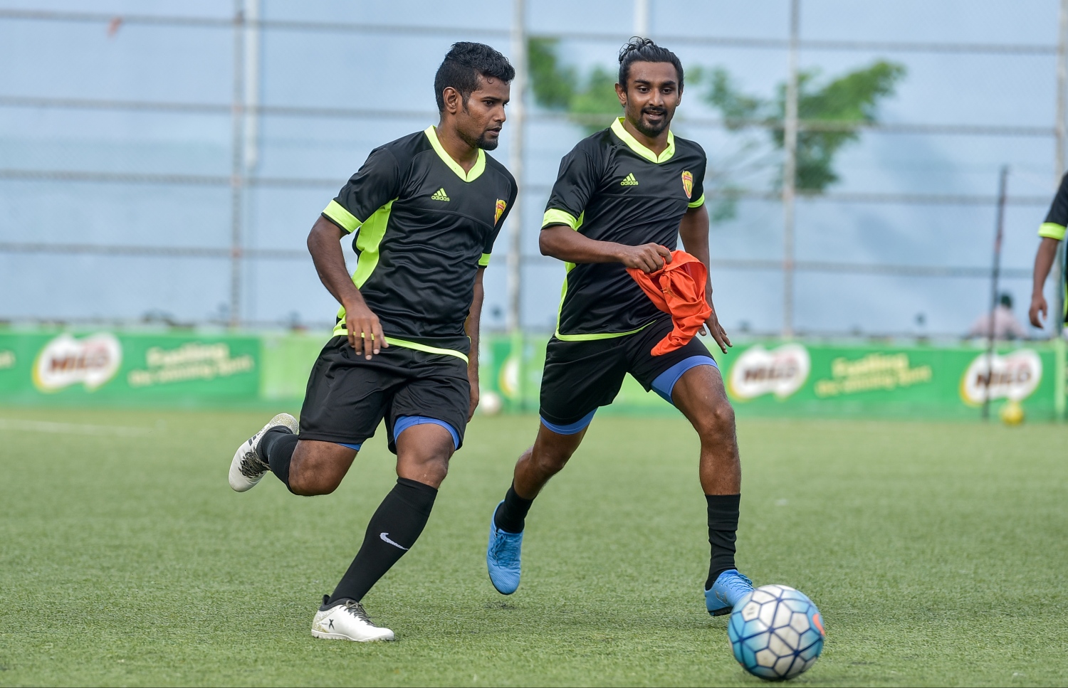 ޔުނައިޓެޑް ވިކްޓަރީގެ ފަރިތަކުރުންތަކުގެ ތެރެއިން: ޝިމާޒް (ވ) އެ ޓީމުގެ ލަކީ ކައިރިން ބޯޅަ ހޯދަނީ.-- ފޮޓޯ: ނިޝާން އަލީ/ މިހާރު