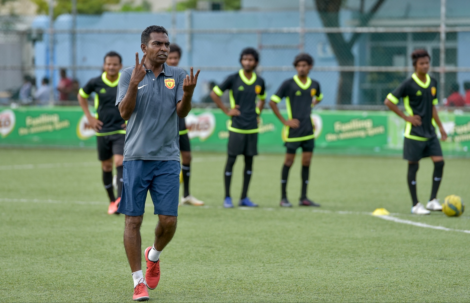 ޔުނައިޓެޑް ވިކްޓަރީގެ ކޯޗު އާތީ އެ ޓީމުގެ ފަރިތަކުރުންތަކުގެ ތެރެއިން.-- ފޮޓޯ: ނިޝާން އަލީ/ މިހާރު