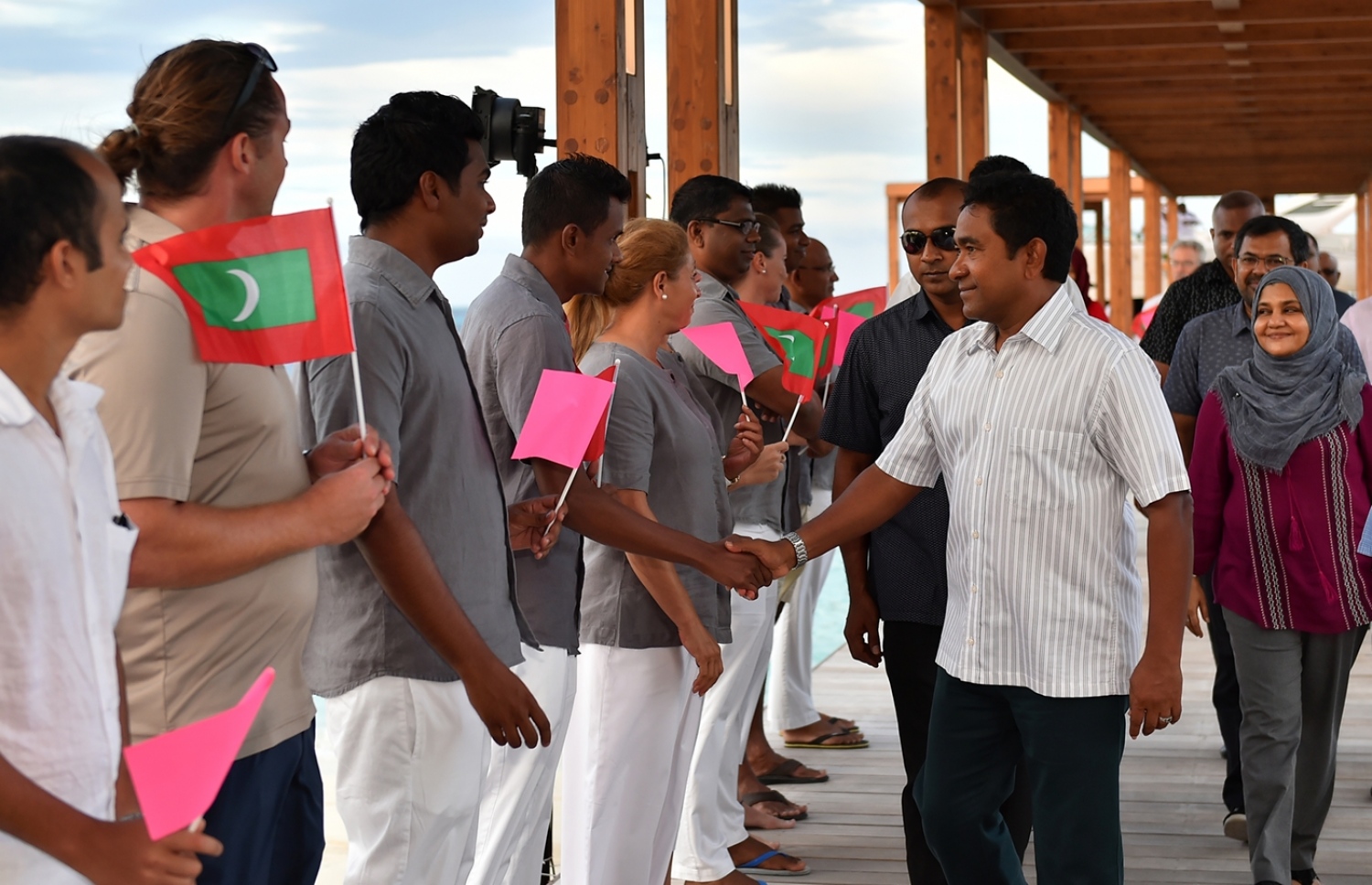 ޅ. ހުރަވަޅި ރިސޯޓް: ޖެނުއަރީ 30، 2017: މަޝްހޫރު ވިޔަފާރިވެރިޔާ ޗަމްޕާ މުހައްމަދު މޫސާ (އުއްޗު) ގެ ކުންފުންޏެއް ކަމަށްވާ ޗަމްޕާލާސް ހޯލްޑިންގްސް އިން ތަރައްގީ ކޮށްފައިވާ ހުރަވަޅި ރިސޯޓާއި ކަނޑުއަޑީގެ ރެސްޓޯރަންޓު ހުޅުވުމަށް ބޭއްވި ރަސްމިއްޔާތުގައި ރައީސް ޔާމީން ބައިވެރިވެ ވަޑައިގަތުމަށް ވަޑައިގެން، ރިސޯތުގެ ބައެއް އިސްވެރިންނާއި ސަލާމް ކުރައްވަނީ.-- ފޮޓޯ: ރައީސް އޮފީސް