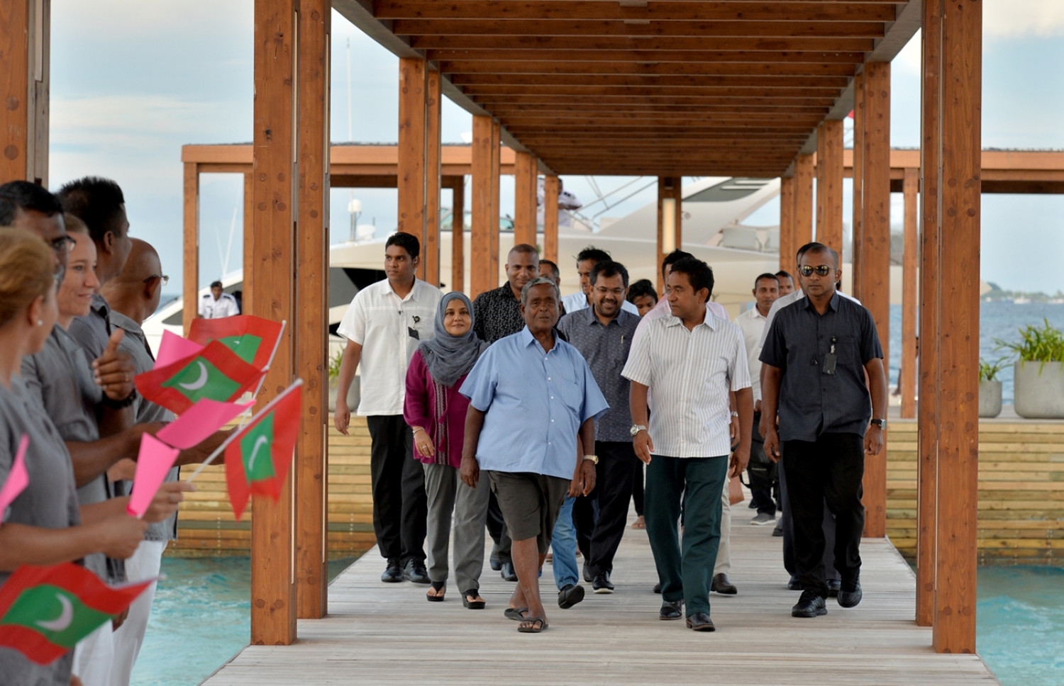 ޅ. ހުރަވަޅި ރިސޯޓް: ޖެނުއަރީ 30، 2017: މަޝްހޫރު ވިޔަފާރިވެރިޔާ ޗަމްޕާ މުހައްމަދު މޫސާ (އުއްޗު) ގެ ކުންފުންޏެއް ކަމަށްވާ ޗަމްޕާލާސް ހޯލްޑިންގްސް އިން ތަރައްގީ ކޮށްފައިވާ ހުރަވަޅި ރިސޯޓާއި ކަނޑުއަޑީގެ ރެސްޓޯރަންޓު ހުޅުވުމަށް ބޭއްވި ރަސްމިއްޔާތުގައި ރައީސް ޔާމީން ބައިވެރިވެ ވަޑައިގަތުމަށް ވަޑައިގަންނަވަނީ.-- ފޮޓޯ: ރައީސް އޮފީސް