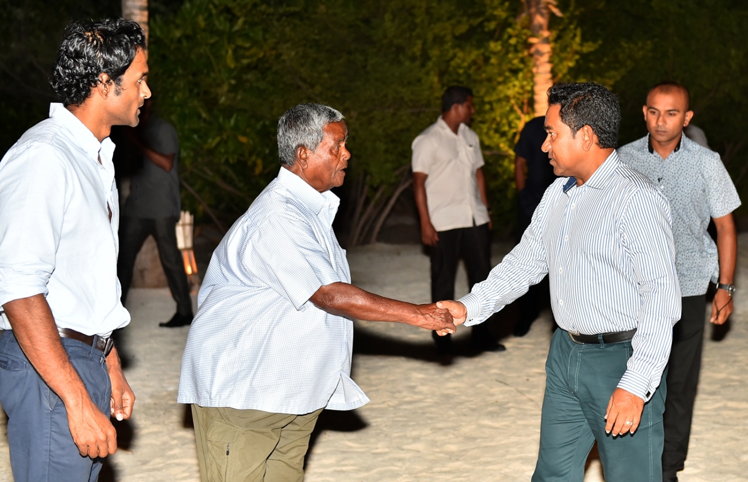 ޅ. ހުރަވަޅި ރިސޯޓް: ޖެނުއަރީ 30، 2017: މަޝްހޫރު ވިޔަފާރިވެރިޔާ ޗަމްޕާ މުހައްމަދު މޫސާ (އުއްޗު) ގެ ކުންފުންޏެއް ކަމަށްވާ ޗަމްޕާލާސް ހޯލްޑިންގްސް އިން ތަރައްގީ ކޮށްފައިވާ ހުރަވަޅި ރިސޯޓާއި ކަނޑުއަޑީގެ ރެސްޓޯރަންޓު ހުޅުވުމަށް ބޭއްވި ރަސްމިއްޔާތުގައި ރައީސް ޔާމީން ބައިވެރިވެ ވަޑައިގަތުމަށް ވަޑައިގެން، އުއްޗުއާ ސަލާމް ކުރައްވަނީ.-- ފޮޓޯ: ރައީސް އޮފީސް