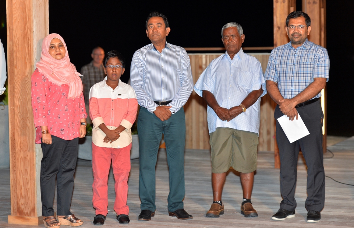 ޅ. ހުރަވަޅި ރިސޯޓް: ޖެނުއަރީ 30، 2017: މަޝްހޫރު ވިޔަފާރިވެރިޔާ ޗަމްޕާ މުހައްމަދު މޫސާ (އުއްޗު) ގެ ކުންފުންޏެއް ކަމަށްވާ ޗަމްޕާލާސް ހޯލްޑިންގްސް އިން ތަރައްގީ ކޮށްފައިވާ ހުރަވަޅި ރިސޯޓުގައި ހުޅުވި ކަނޑުއަޑީގެ ރެސްޓޯރަންޓު ހުޅުވުމަށް ބޭއްވި ރަސްމިއްޔާތުގައި ޓޫރިޒަމް މިނިސްޓަރު މޫސާ ޒަމީރު(ކ)، އުއްޗު(ކ-2)، ރައީސް ޔާމީން(މ)، ރައީސް ޔާމީންގެ ދަރިކަލުން(ވ-2) އަދި އަނބިކަނބަލުން ފާތުމަތު އިބްރާހިމް(ވ) ބައިވެރިވެ ވަޑައިގަންނަވަނީ.-- ފޮޓޯ: ރައީސް އޮފީސް