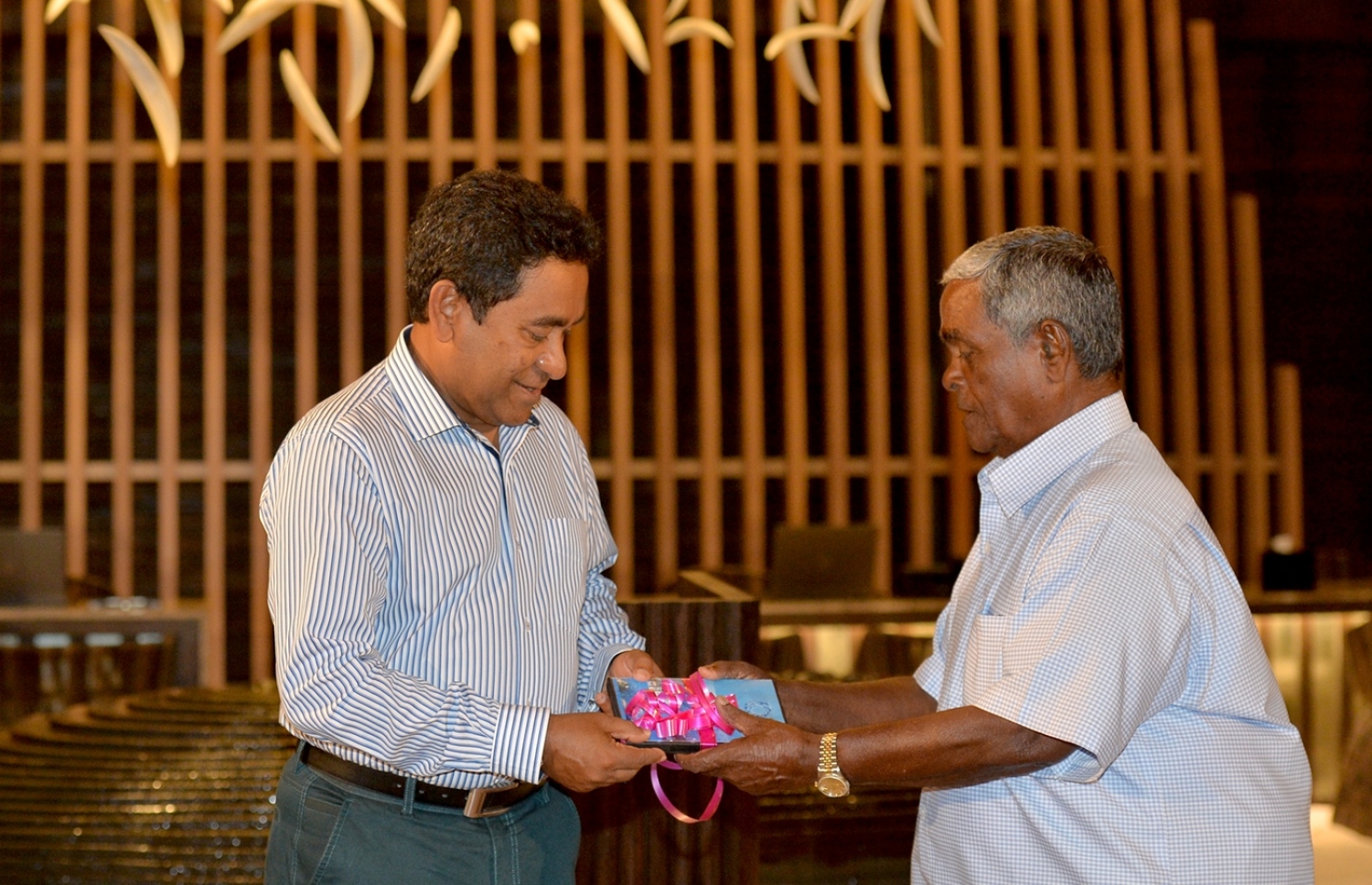 ޅ. ހުރަވަޅި ރިސޯޓް: ޖެނުއަރީ 30، 2017: މަޝްހޫރު ވިޔަފާރިވެރިޔާ ޗަމްޕާ މުހައްމަދު މޫސާ (އުއްޗު) ގެ ކުންފުންޏެއް ކަމަށްވާ ޗަމްޕާލާސް ހޯލްޑިންގްސް އިން ތަރައްގީ ކޮށްފައިވާ ހުރަވަޅި ރިސޯޓުގައި ހުޅުވި ކަނޑުއަޑީގެ ރެސްޓޯރަންޓު ހުޅުވުމަށް ބޭއްވި ރަސްމިއްޔާތުގައި އުއްޗު، ރައީސް ޔާމީނަށް އެއްޗެއް ހަދިޔާ ކުރައްވަނީ.-- ފޮޓޯ: ރައީސް އޮފީސް