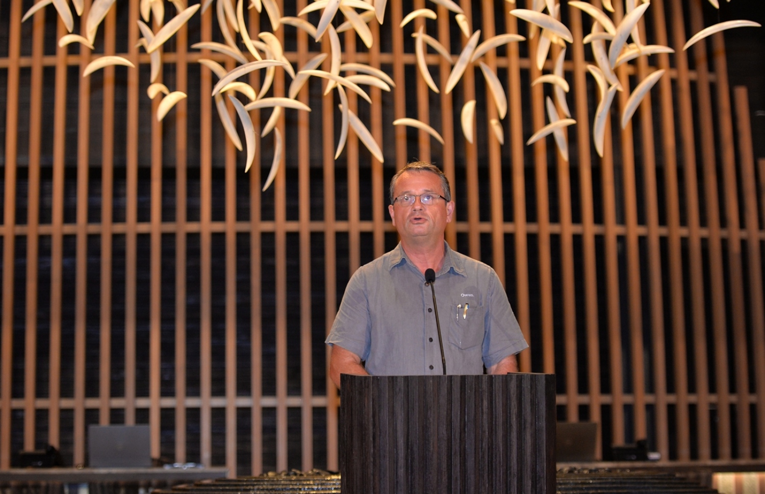 ޅ. ހުރަވަޅި ރިސޯޓް: ޖެނުއަރީ 30، 2017: މަޝްހޫރު ވިޔަފާރިވެރިޔާ ޗަމްޕާ މުހައްމަދު މޫސާ (އުއްޗު) ގެ ކުންފުންޏެއް ކަމަށްވާ ޗަމްޕާލާސް ހޯލްޑިންގްސް އިން ތަރައްގީ ކޮށްފައިވާ ހުރަވަޅި ރިސޯޓުގައި ހުޅުވި ކަނޑުއަޑީގެ ރެސްޓޯރަންޓު ހުޅުވުމަށް ބޭއްވި ރަސްމިއްޔާތުގައި އެ ރިސޯޓުގެ އެއް ހިއްސާދާރު ވާހަކަ ދައްކަވަނީ.-- ފޮޓޯ: ރައީސް އޮފީސް