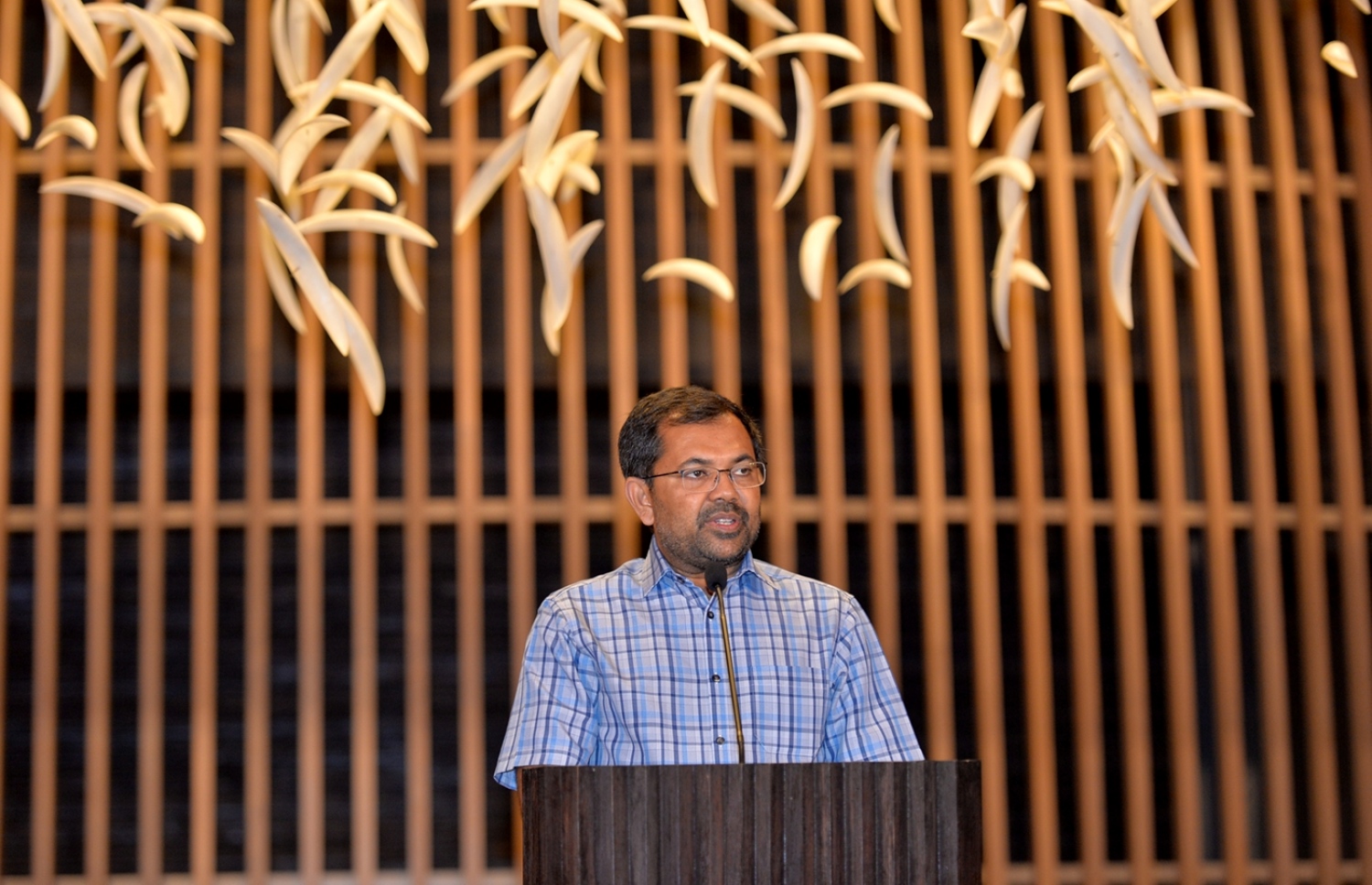 ޅ. ހުރަވަޅި ރިސޯޓް: ޖެނުއަރީ 30، 2017: މަޝްހޫރު ވިޔަފާރިވެރިޔާ ޗަމްޕާ މުހައްމަދު މޫސާ (އުއްޗު) ގެ ކުންފުންޏެއް ކަމަށްވާ ޗަމްޕާލާސް ހޯލްޑިންގްސް އިން ތަރައްގީ ކޮށްފައިވާ ހުރަވަޅި ރިސޯޓުގައި ހުޅުވި ކަނޑުއަޑީގެ ރެސްޓޯރަންޓު ހުޅުވުމަށް ބޭއްވި ރަސްމިއްޔާތުގައި ޓޫރިޒަމް މިނިސްޓަރު މޫސާ ޒަމީރު ވާހަކަ ދައްކަވަނީ.-- ފޮޓޯ: ރައީސް އޮފީސް