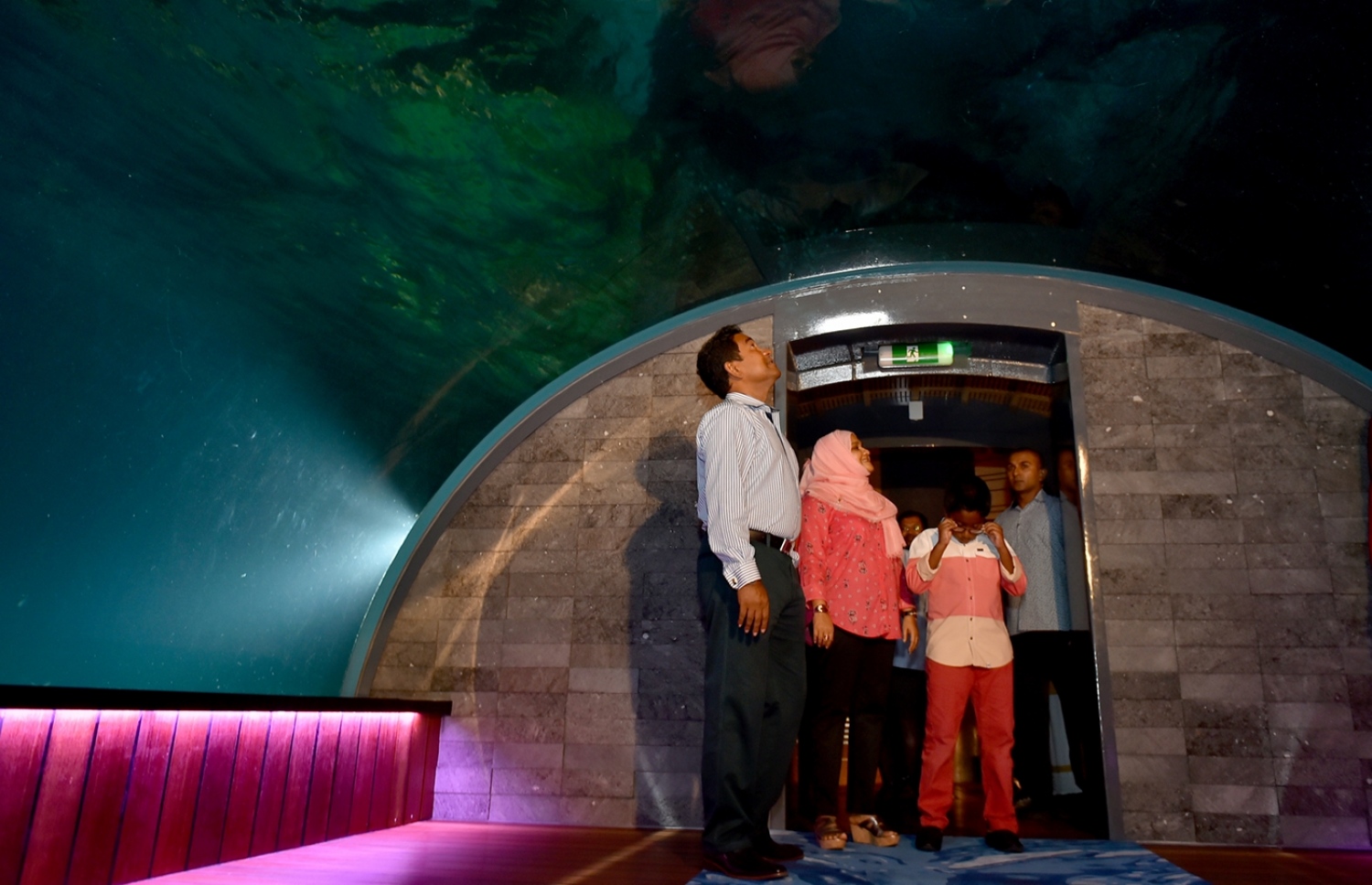 ޅ. ހުރަވަޅި ރިސޯޓް: ޖެނުއަރީ 30، 2017: މަޝްހޫރު ވިޔަފާރިވެރިޔާ ޗަމްޕާ މުހައްމަދު މޫސާ (އުއްޗު) ގެ ކުންފުންޏެއް ކަމަށްވާ ޗަމްޕާލާސް ހޯލްޑިންގްސް އިން ތަރައްގީ ކޮށްފައިވާ ހުރަވަޅި ރިސޯޓުގައި ހުޅުވި ކަނޑުއަޑީގެ ރެސްޓޯރަންޓު، ރައީސް ޔާމީންގެ ދެކަނބަލުންނާއި، ދަރިކަލުން ބައްލަވާލައްވަނީ.-- ފޮޓޯ: ރައީސް އޮފީސް