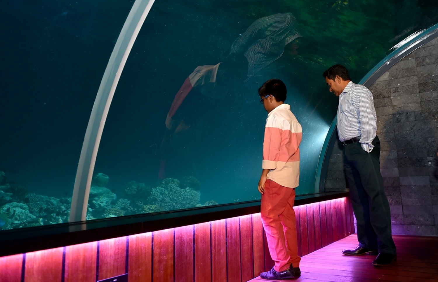 ޅ. ހުރަވަޅި ރިސޯޓް: ޖެނުއަރީ 30، 2017: މަޝްހޫރު ވިޔަފާރިވެރިޔާ ޗަމްޕާ މުހައްމަދު މޫސާ (އުއްޗު) ގެ ކުންފުންޏެއް ކަމަށްވާ ޗަމްޕާލާސް ހޯލްޑިންގްސް އިން ތަރައްގީ ކޮށްފައިވާ ހުރަވަޅި ރިސޯޓުގައި ހުޅުވި ކަނޑުއަޑީގެ ރެސްޓޯރަންޓު، ރައީސް ޔާމީނާއި ދަރިކަލުން ބައްލަވާލައްވަނީ.-- ފޮޓޯ: ރައީސް އޮފީސް