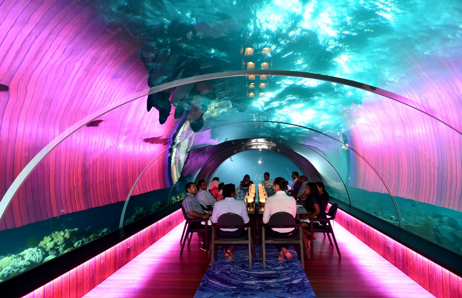 ޅ. ހުރަވަޅި ރިސޯޓް: ޖެނުއަރީ 30، 2017: މަޝްހޫރު ވިޔަފާރިވެރިޔާ ޗަމްޕާ މުހައްމަދު މޫސާ (އުއްޗު) ގެ ކުންފުންޏެއް ކަމަށްވާ ޗަމްޕާލާސް ހޯލްޑިންގްސް އިން ތަރައްގީ ކޮށްފައިވާ ހުރަވަޅި ރިސޯޓުގައި ހުޅުވި ކަނޑުއަޑީގެ ރެސްޓޯރަންޓުގައި ރައީސް ޔާމީންގެ ދެކަނބަލުންގެ އިތުރުން ރިސޯޓުގެ އިސްވެރިން ބައިވެރިވެ ވަޑައިގަންނަވަނީ.-- ފޮޓޯ: ރައީސް އޮފީސް