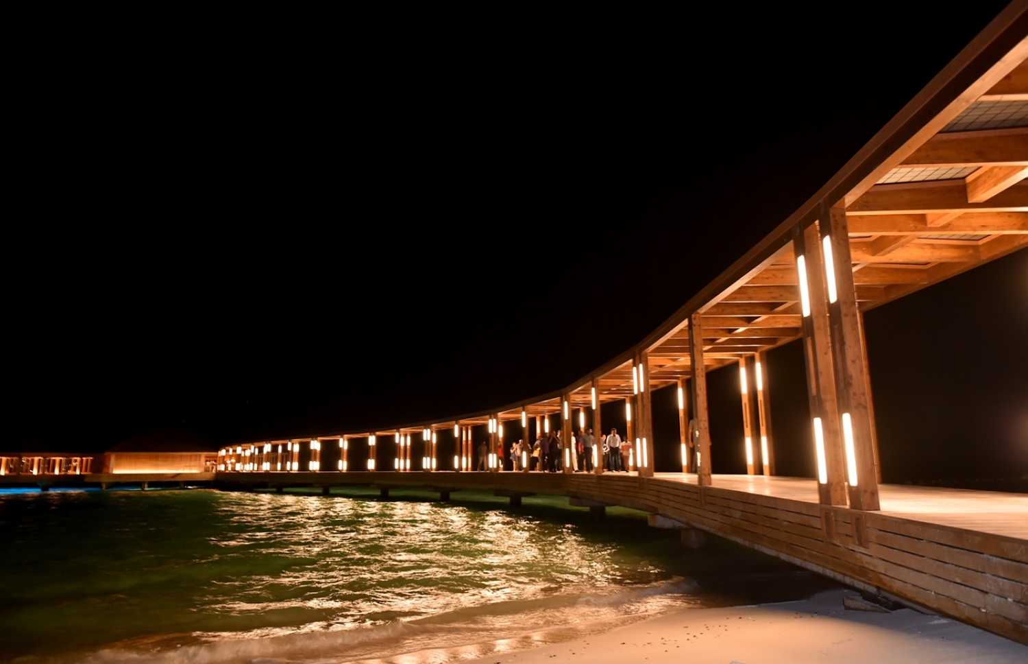 ޅ. ހުރަވަޅި ރިސޯޓް: ޖެނުއަރީ 30، 2017: މަޝްހޫރު ވިޔަފާރިވެރިޔާ ޗަމްޕާ މުހައްމަދު މޫސާ (އުއްޗު) ގެ ކުންފުންޏެއް ކަމަށްވާ ޗަމްޕާލާސް ހޯލްޑިންގްސް އިން ތަރައްގީ ކޮށްފައިވާ ހުރަވަޅި ރިސޯޓް.-- ފޮޓޯ: ރައީސް އޮފީސް