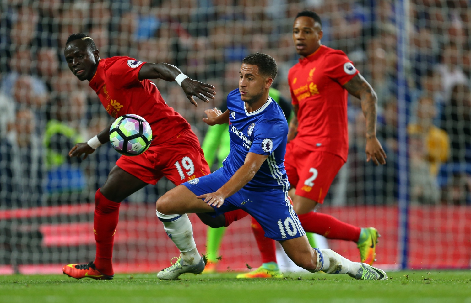 ޗެލްސީގެ ހަޒާޑް (ކ) ކައިރިން ލިވަޕޫލްގެ މާނޭ ބޯޅަ ހޯދަން މަސައްކަތް ކުރަނީ.-- ފޮޓޯ: އޭއެފްޕީ