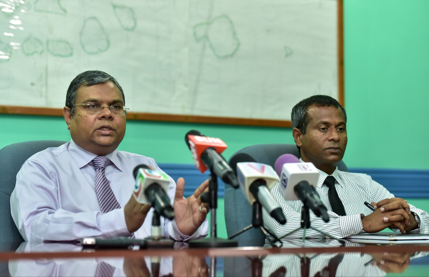 ސައިކަލު ޓެކްސީގެ ހިދުމަތް ރަށްރަށުގައި ފެށުމާ ގުޅޭ ގޮތުން ޓްރާންސްޕޯޓް އޮތޯރިޓީގެ ޗެއާމަން ނާފިޒު ނޫސްވެރިންނާ ވާހަކަ ދައްކަވަނީ-- ފޮޓޯ: ނިޝާން އަލީ/ މިހާރު