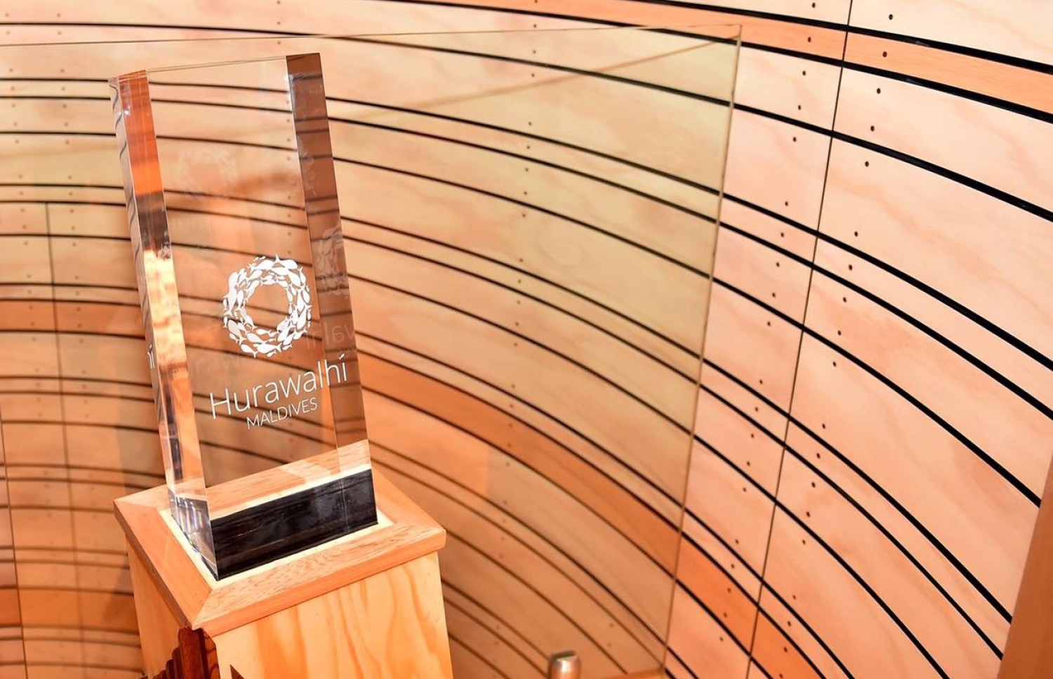 ހުރަވަޅި ރިސޯޓުން ރޭ ދިން ޕްލާކެއް -- ފޮޓޯ: ރައީސް އޮފީސް