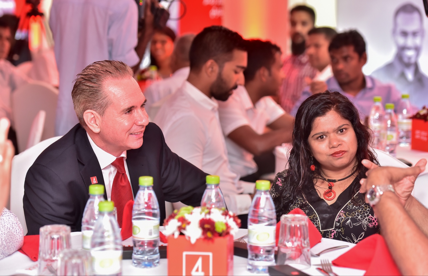 މާލެ، ޖެނުއަރީ 31، 2017- ބީއެމްއެލް އިން މި އަހަރު ކުރިއަށް ގެންދަން ނިންމާފައިވާ ކޮމިއުނިޓީ ކެމްޕޭން، "އަހަރެންގެ ބޭންކް" އިފްތިތާހު ކުރުމަށް ބޭއްވި ހަފުލާގައި، އެ ބޭންކުގެ ޗެއާޕާސަން ފަރީހާ ޝަރީފް (ކ) އާއި ސީއީއޯ އެންޑްރޫ ހީލީ (ވ) ބައިވެރިވެވަޑައިގަންނަވަނީ.-- ފޮޓޯ: ނިޝާން އަލީ/ މިހާރު