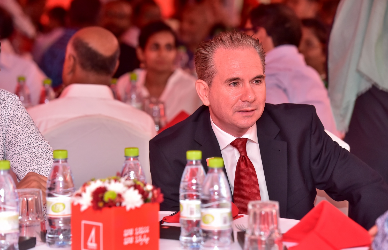 މާލެ، ޖެނުއަރީ 31، 2017- ބީއެމްއެލް އިން މި އަހަރު ކުރިއަށް ގެންދަން ނިންމާފައިވާ ކޮމިއުނިޓީ ކެމްޕޭން، "އަހަރެންގެ ބޭންކް" އިފްތިތާހު ކުރުމަށް ބޭއްވި ހަފުލާގައި، އެ ބޭންކުގެ ސީއީއޯ އެންޑްރޫ ހީލީ ބައިވެރިވެވަޑައިގަންނަވަނީ.-- ފޮޓޯ: ނިޝާން އަލީ/ މިހާރު