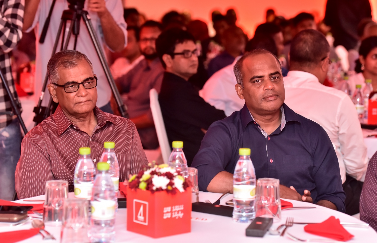 މާލެ، ޖެނުއަރީ 31، 2017- ބީއެމްއެލް އިން މި އަހަރު ކުރިއަށް ގެންދަން ނިންމާފައިވާ ކޮމިއުނިޓީ ކެމްޕޭން، "އަހަރެންގެ ބޭންކް" އިފްތިތާހު ކުރުމަށް ބޭއްވި ހަފުލާގައި، މޯލްޑިވްސް އެއާޕޯޓްސް ކޮމްޕެނީ ލިމިޓެޑް (އެމްއޭސީއެލް)ގެ މެނޭޖިން ޑިރެކްޓަރު އާދިލް މޫސާ (ކ) އާއި ސްޓެލްކޯގެ މެނޭޖިން ޑިރެކްޓަރު އަބްދުއްޝަކޫރު ބައިވެރިވެވަޑައިގަންނަވަނީ.-- ފޮޓޯ: ނިޝާން އަލީ/ މިހާރު