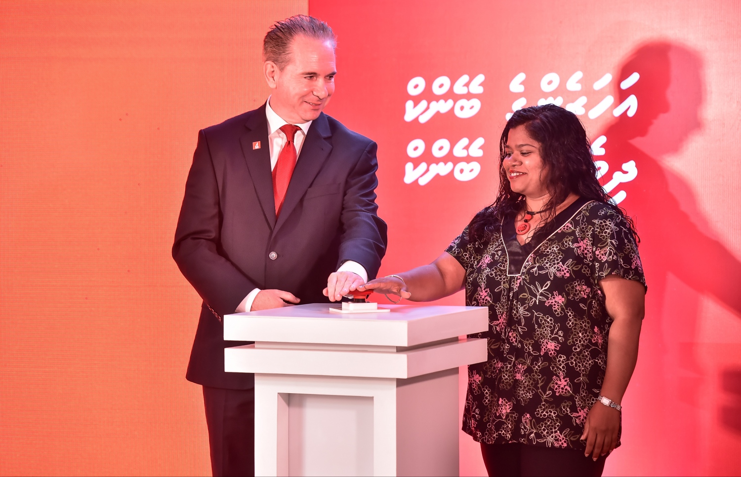 "އަހަރެންގެ ބޭންކް" ކެމްޕޭން، ބީއެމްއެލްގެ ޗެއާޕާސަން ފަރީހާ (ކ) އާއި ސީއީއޯ އެންޑްރޫ (ވ) މިރޭ ފައްޓަވައިދެއްވަނީ.-- ފޮޓޯ: ނިޝާން އަލީ/ މިހާރު