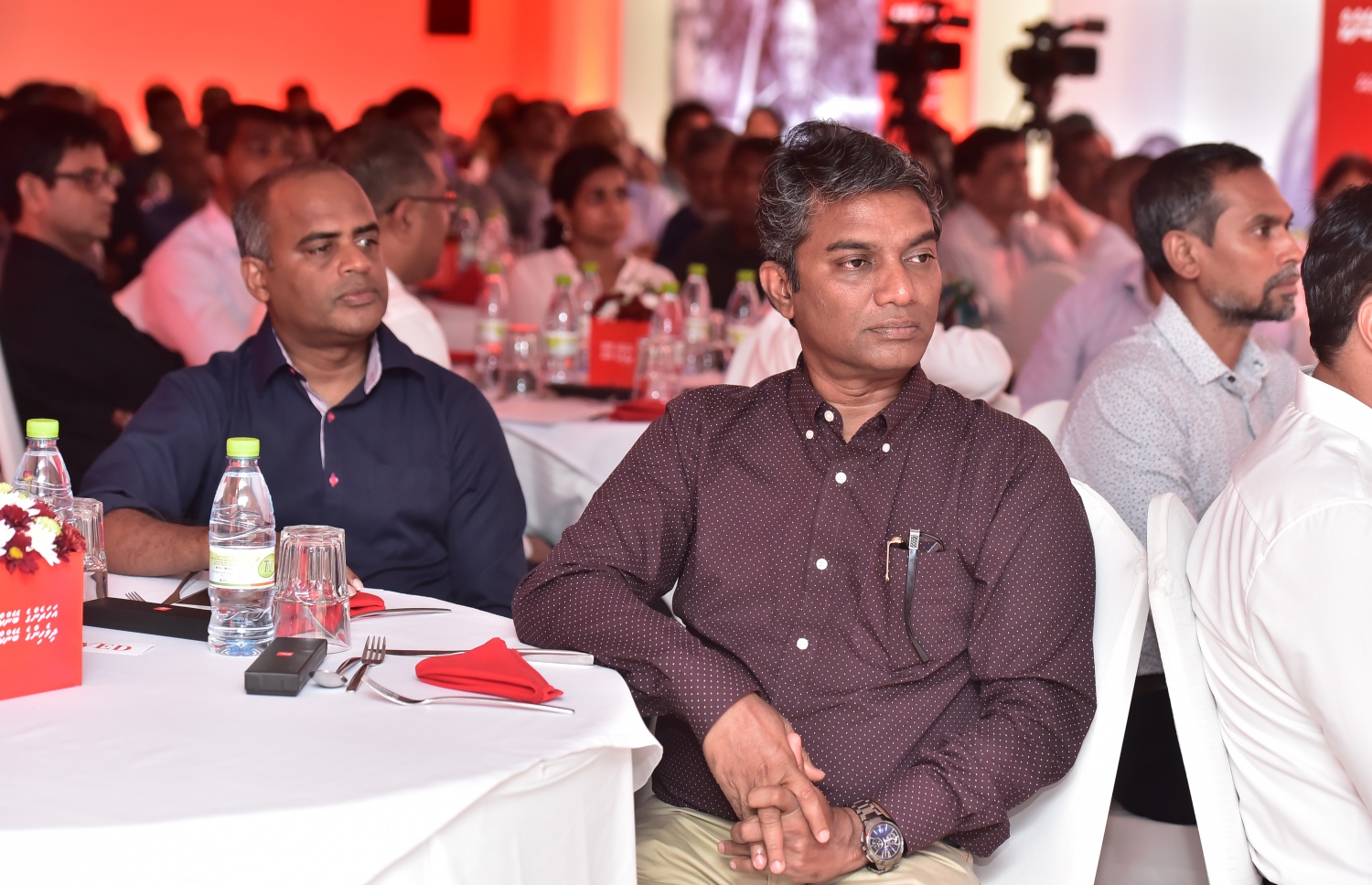 މާލެ، ޖެނުއަރީ 31، 2017- ބީއެމްއެލް އިން މި އަހަރު ކުރިއަށް ގެންދަން ނިންމާފައިވާ ކޮމިއުނިޓީ ކެމްޕޭން، "އަހަރެންގެ ބޭންކް" އިފްތިތާހު ކުރުމަށް ބޭއްވި ހަފުލާގައި މޯލްޑިވްސް އެއާޕޯޓްސް ކޮމްޕެނީ (އެމްއޭސީއެލް) ގެ މެނޭޖިން ޑިރެކްޓަރު އާދިލް މޫސާ އަދި މަސީގެ ޗެއާމަން މުހައްމަދު އަލީ ޖަނާހު ބައިވެރިވެވަޑައިގަންނަވަނީ..-- ފޮޓޯ: ނިޝާން އަލީ/ މިހާރު