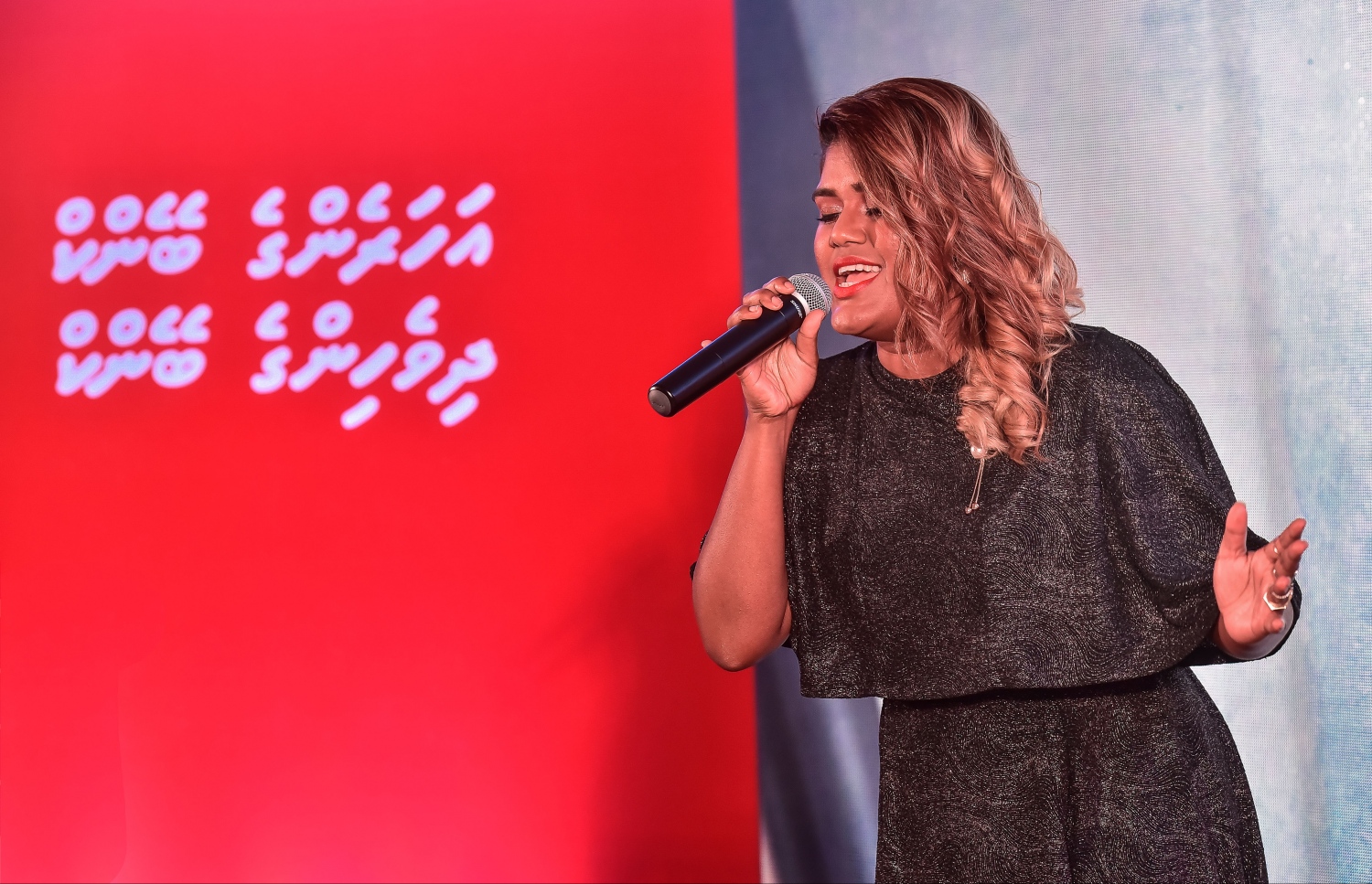 މާލެ، ޖެނުއަރީ 31، 2017- ބީއެމްއެލް އިން މި އަހަރު ކުރިއަށް ގެންދާ ކޮމިއުނިޓީ ކެމްޕޭން، "އަހަރެންގެ ބޭންކް" އިފްތިތާހު ކުރުމަށް ބޭއްވި ހަފުލާގައި މަޝްހޫރު ލަވަކިޔުންތެރިޔާ އުނޫޝާ ލަވައެއް ހުށަހަޅައި ދެނީ.--- ފޮޓޯ: ނިޝާން އަލީ/ މިހާރު