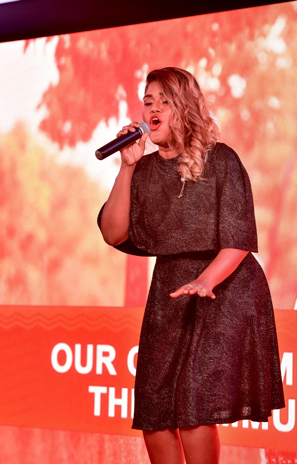 މާލެ، ޖެނުއަރީ 31، 2017- ބީއެމްއެލް އިން މި އަހަރު ކުރިއަށް ގެންދާ ކޮމިއުނިޓީ ކެމްޕޭން، "އަހަރެންގެ ބޭންކް" އިފްތިތާހު ކުރުމަށް ބޭއްވި ހަފުލާގައި މަޝްހޫރު ލަވަކިޔުންތެރިޔާ އުނޫޝާ ލަވައެއް ހުށަހަޅައި ދެނީ.--- ފޮޓޯ: ނިޝާން އަލީ/ މިހާރު