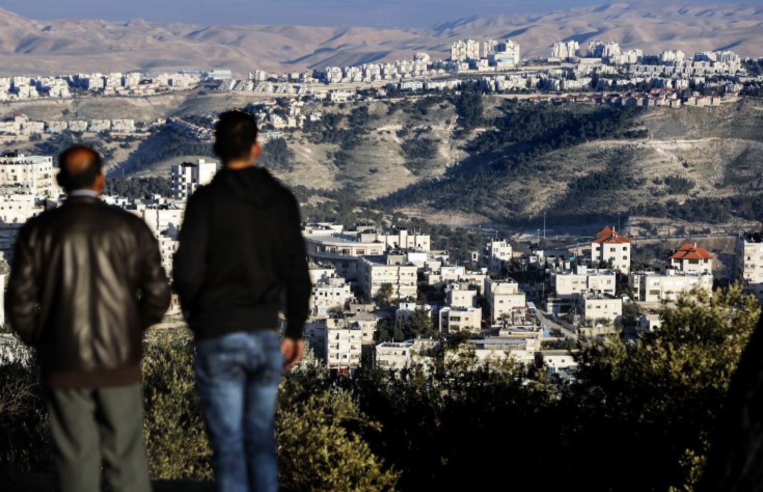 ހުޅަނގު އައްސޭރީގައި ޔަހޫދީންނަށް ގެދޮރު އަޅައިދިނުމަށް ހިންގާ މަސައްކަތް ދެ މީހަކު ބަލަނީ: ހުޅަނގު އައްސޭރީގައި އިތުރު 3،000 ގެ އަޅަން ވަނީ ނިންމާފައި. --ފޮޓޯ:އޭއެފްޕީ