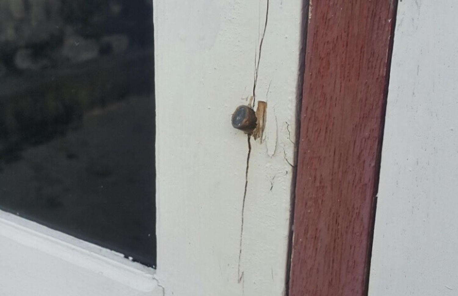 ހިންމަފުށީ ގެއެއްގެ ދޮރަށް ވަޒަން އަރާފައި.