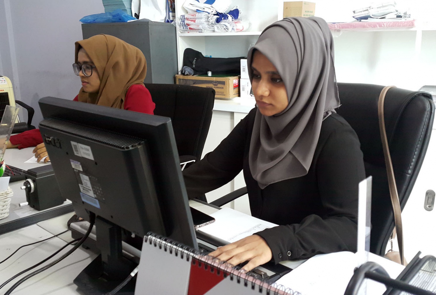 މައިސޫން (ކ)، އެމްޓީސީސީގެ "ކަށަވަރު" އޮފީހުގައި ސެކްޝަންގެ އެހެން މުވައްޒަފަކާ އެކު އިއްޔެ މަސައްކަތުގައި. --ފޮޓޯ އަހްމަދު އަބްދުﷲ ސައީދު/މިހާރު