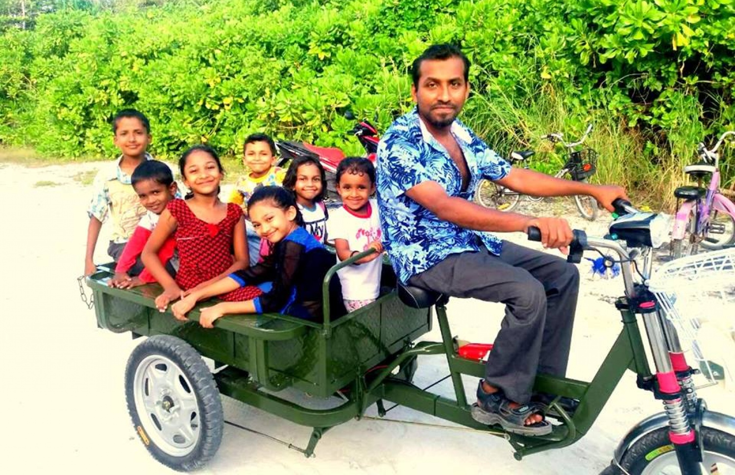 އަލީ ހުސައިން އޭނާގެ ކޮއްކޮމެެން ގޮވައިގެން ހަވީރު ފިންޏަށް ދުއްވާލަނީ. ފޮޓޯ: އަލީގެ ފޭސްބުކް ޕޭޖް